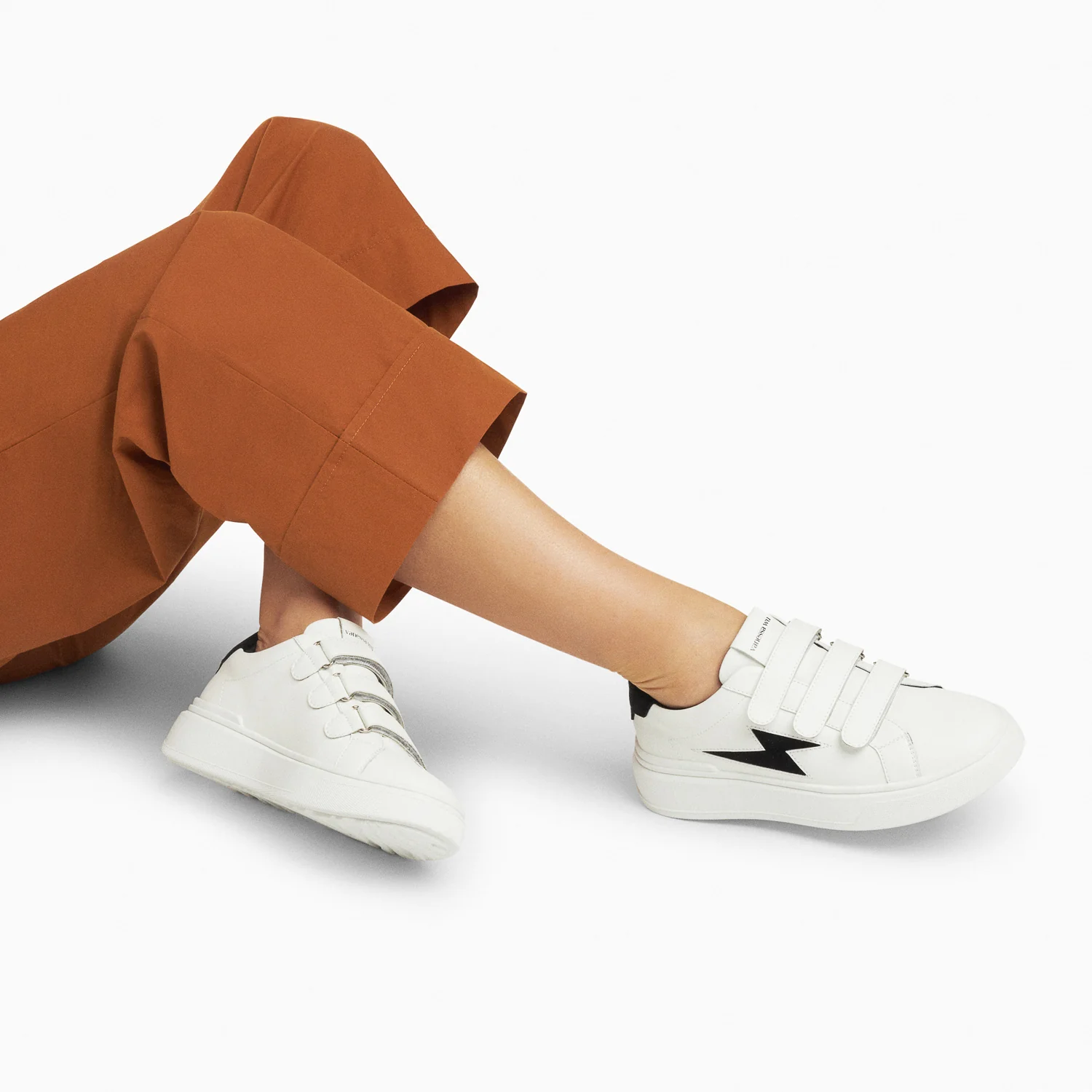 Sneakers-Baskets éclair Fanny blanc et noir à scratchs