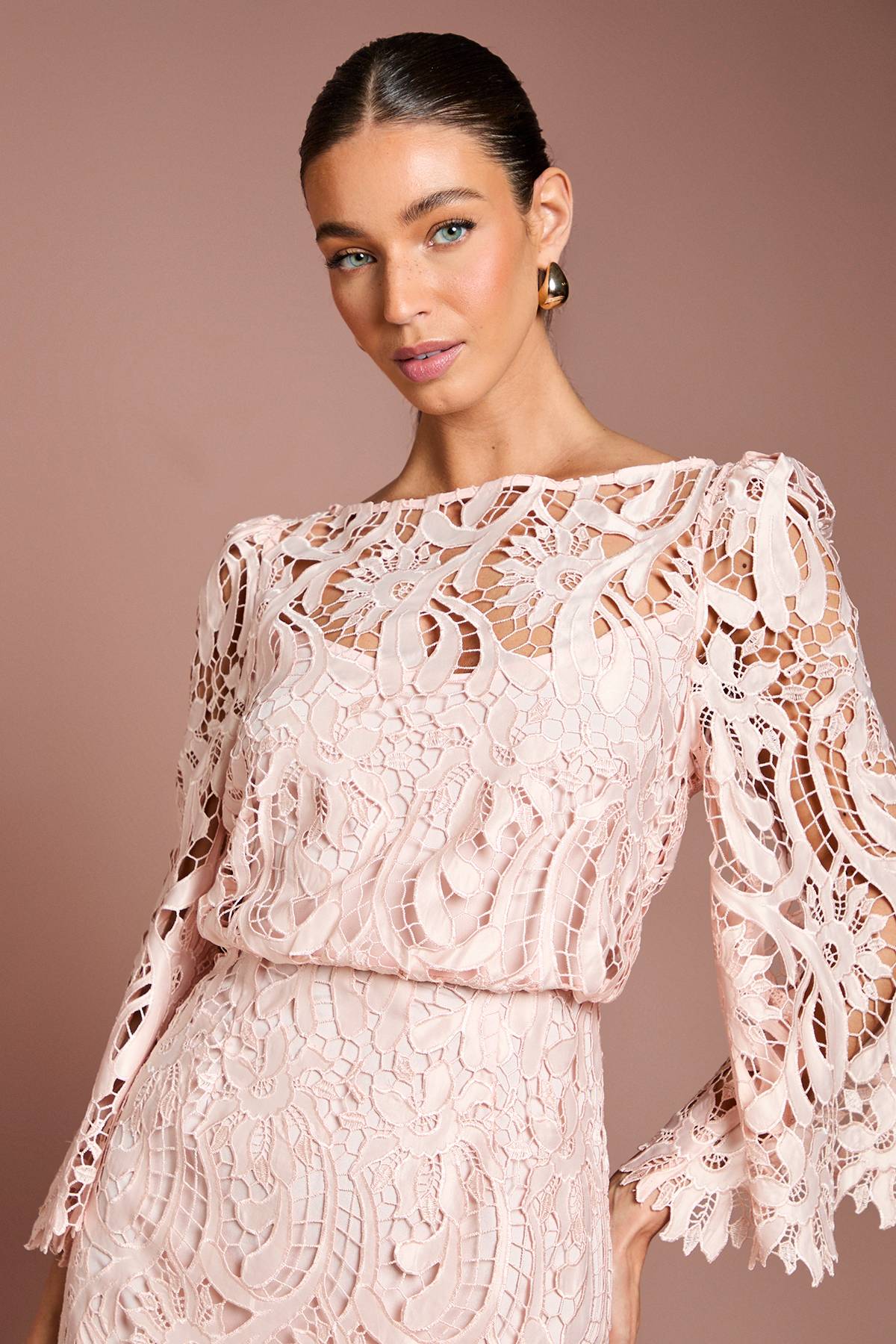 Coast Robe Mi-Longue en Satin Dentelle à Col Bateau avec Manches Évasées