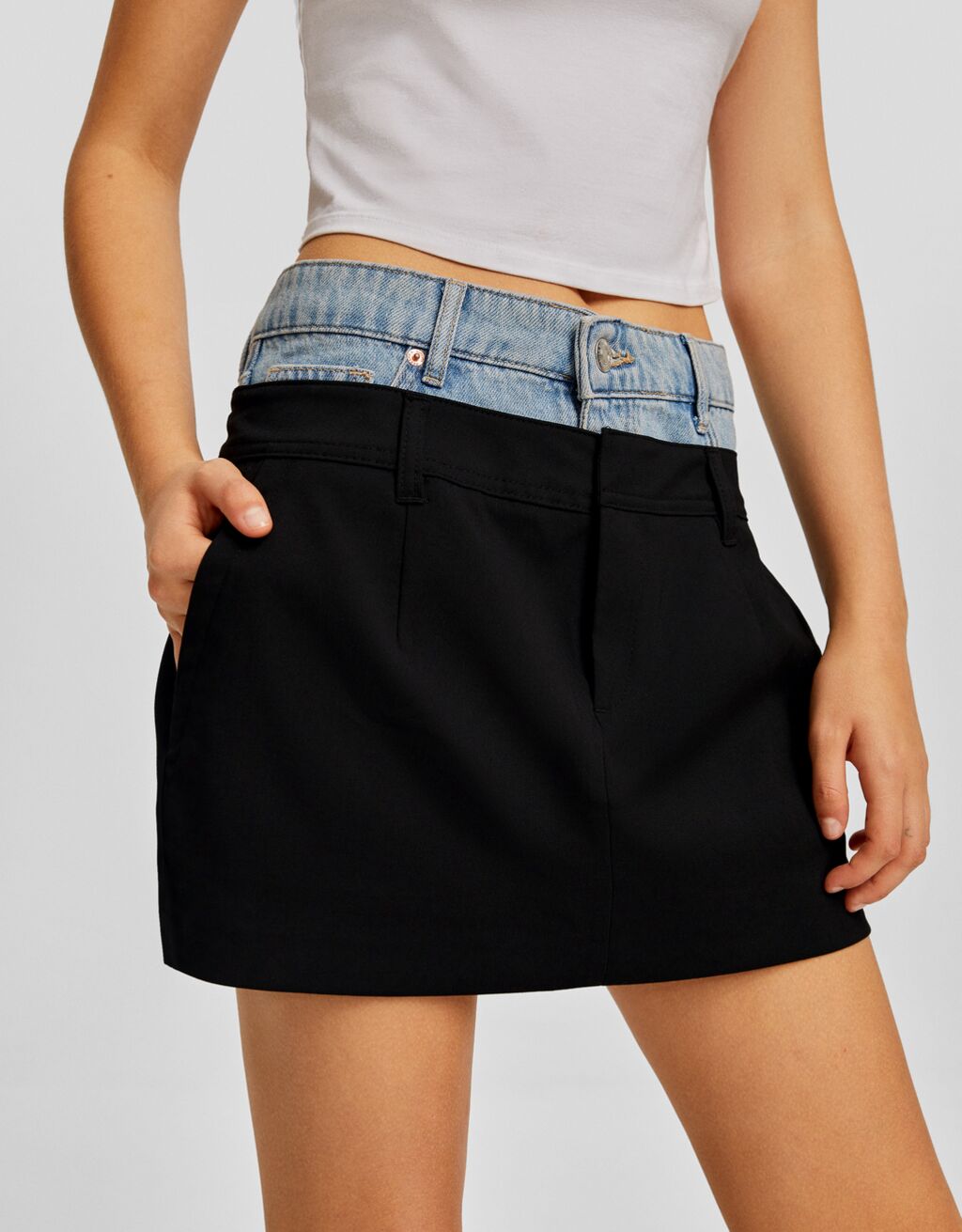 Saia de alfaiataria com cintura em jeans contrastante