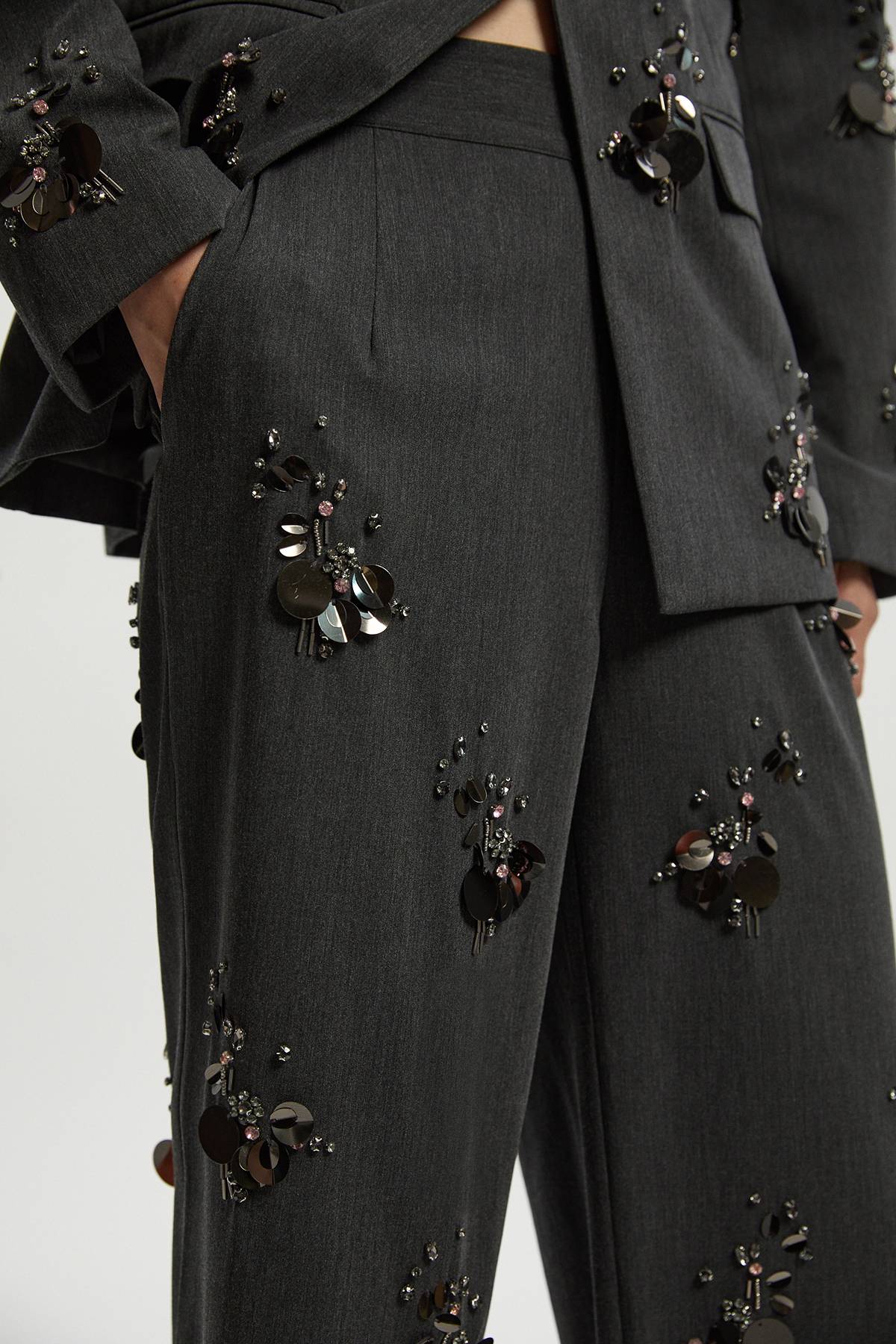 KarenMillen Pantalon Tailleur Large Orné de Sequins et Cristaux Cluster