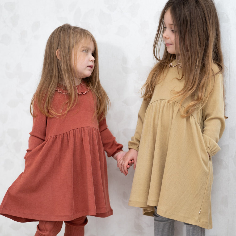 Køb Minimalisma Autumn Blush with Cloudberry contrast Artistic Kjole