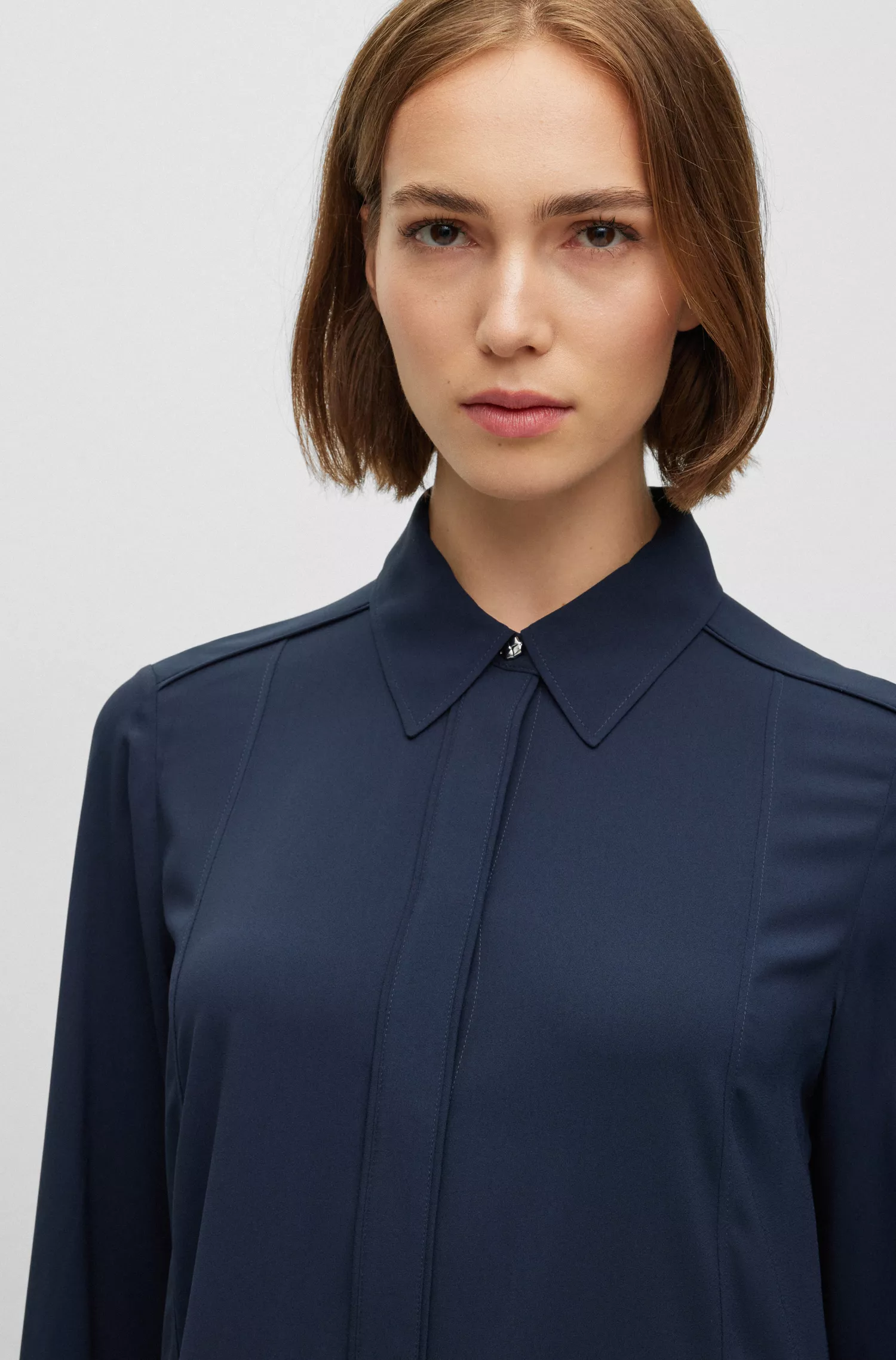 Vestido preto BOSS de corte relaxado em crepe texturizado.