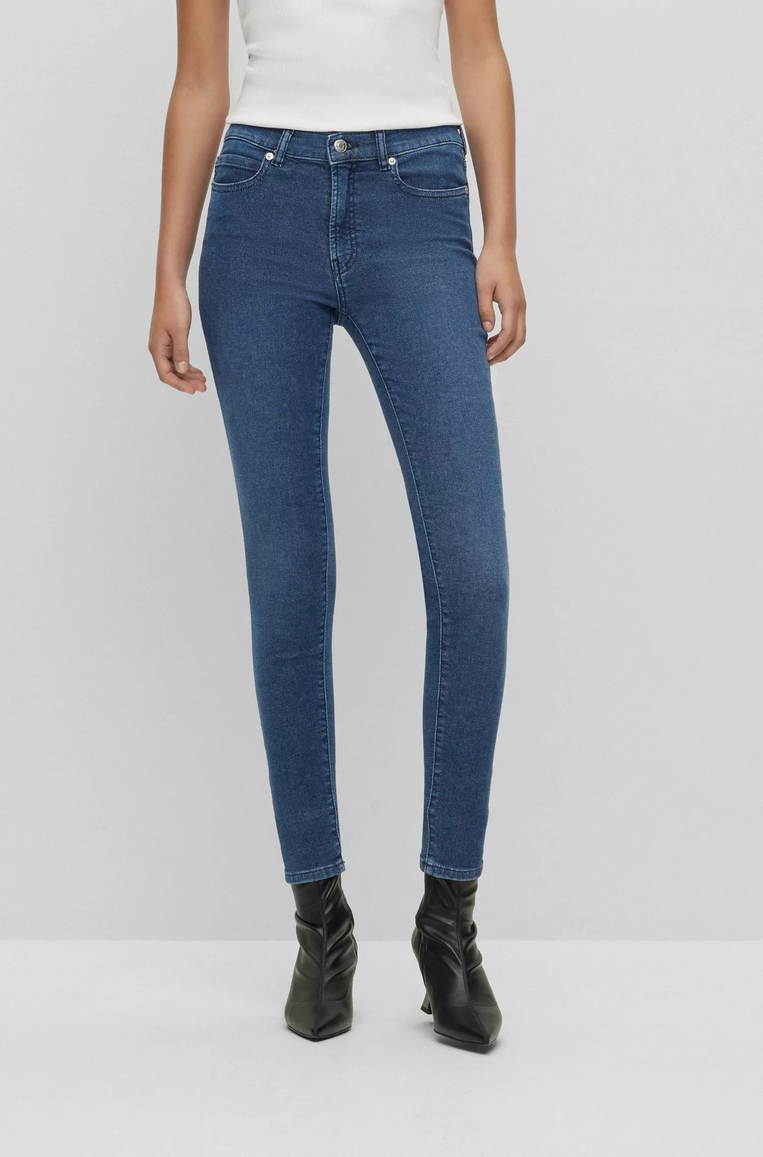 Calça jeans HUGO vermelha, extra slim fit, em denim elástico azul.