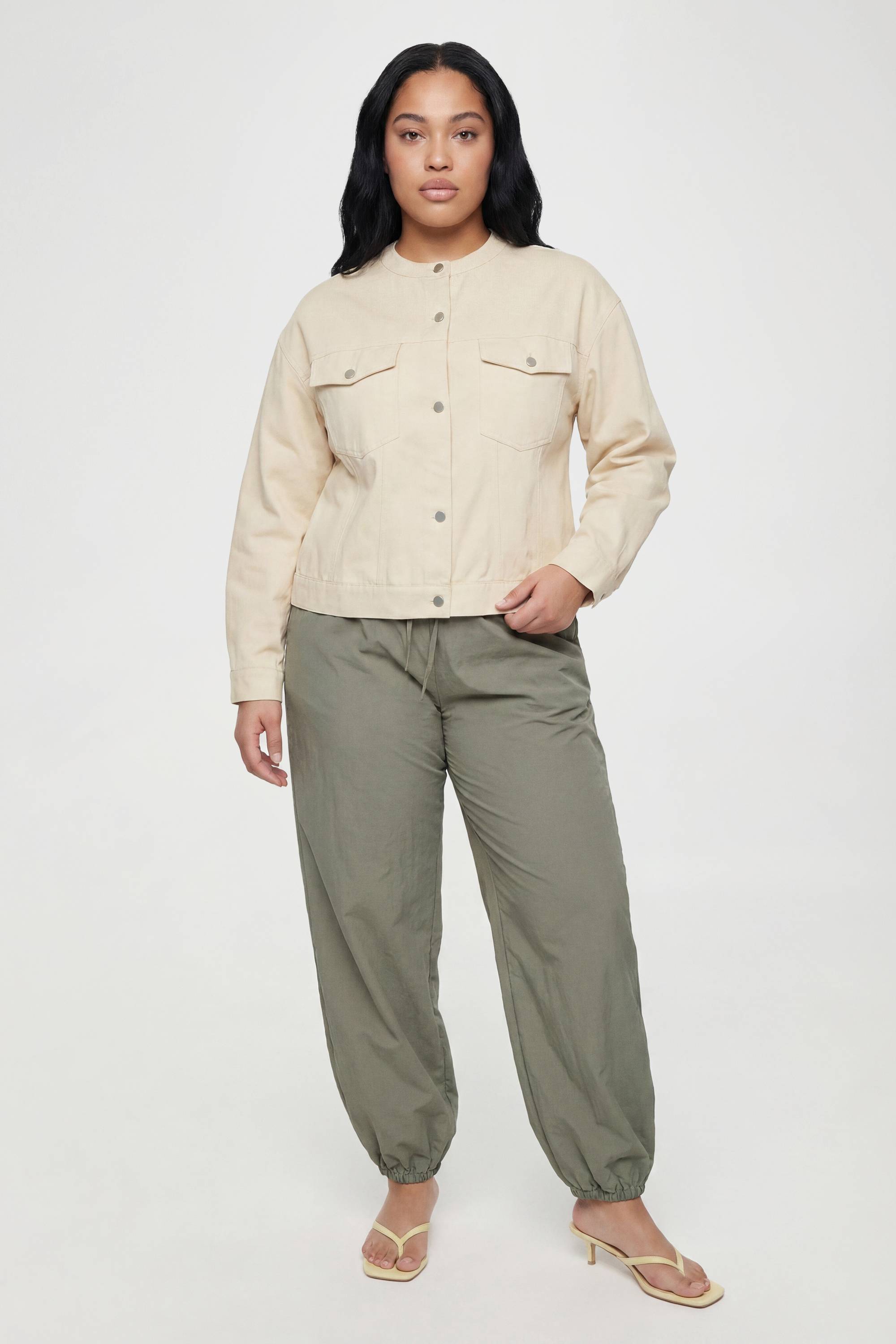 boohoo Chemise Grande Taille En Sergé Sans Col Avec Taille Cintrée