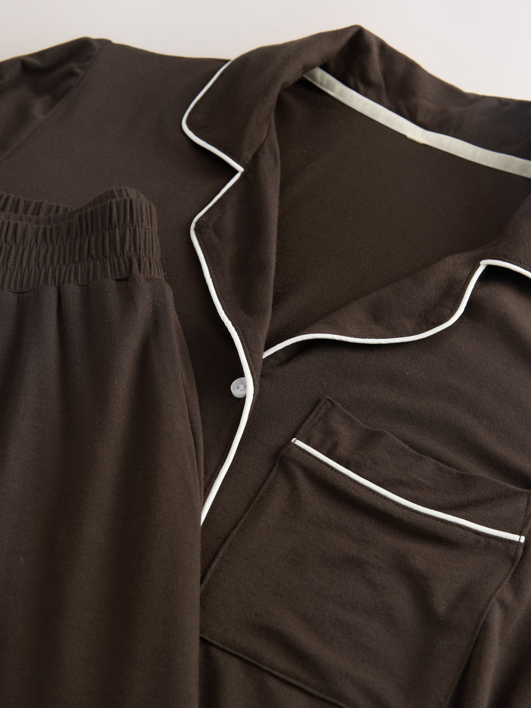 Chocoladebruin - Laura Ashley modale pyjama met knopen