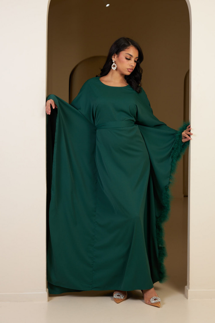 Abaya verte ceinturée à empiècement plume sur un côté