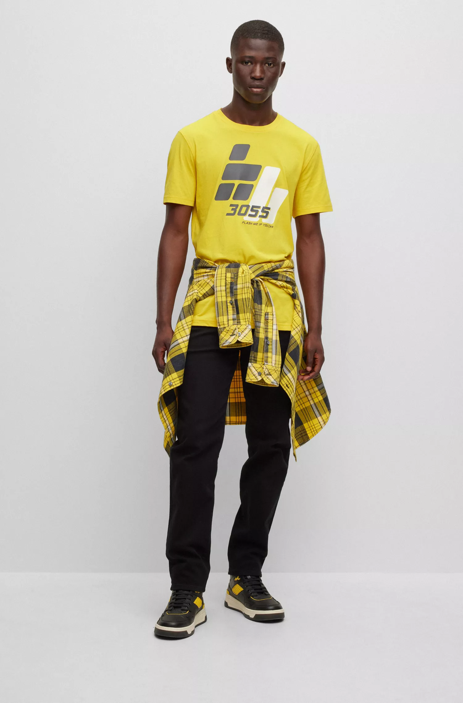 Camiseta BOSS laranja em malha de algodão com estampa inspirada em corridas.