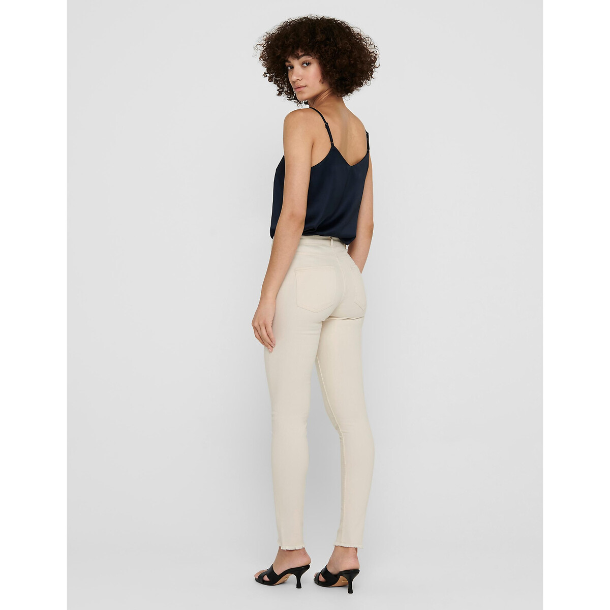 SOMENTE<br>Calça jeans slim com franjas na barra