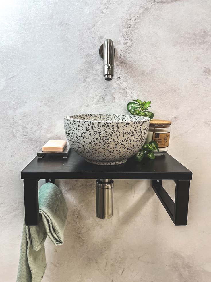 Saniclear Lovi fonteinset met zwart-witte terrazzo waskom en RVS kraan voor in het toilet