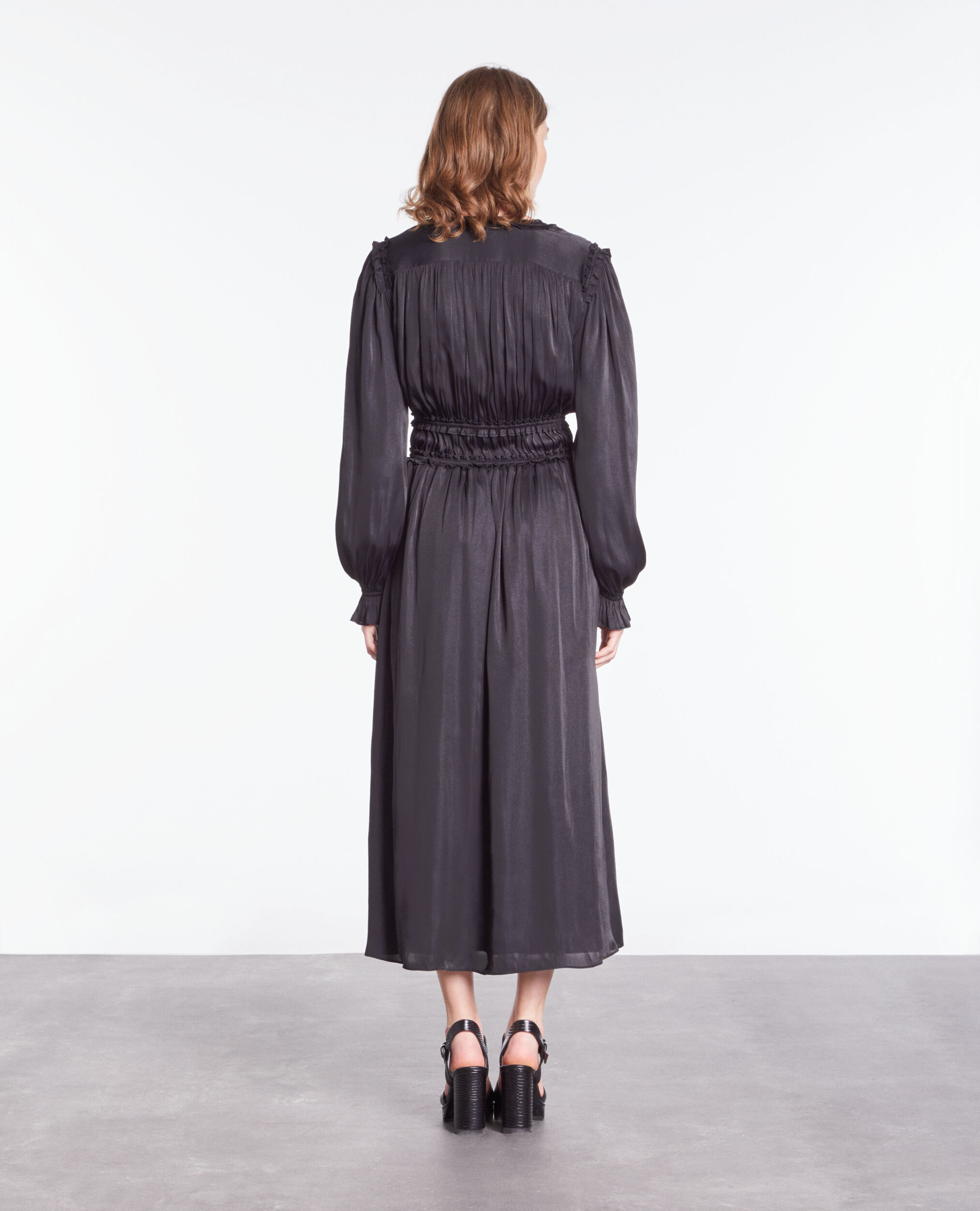 Robe longue noire avec fronces