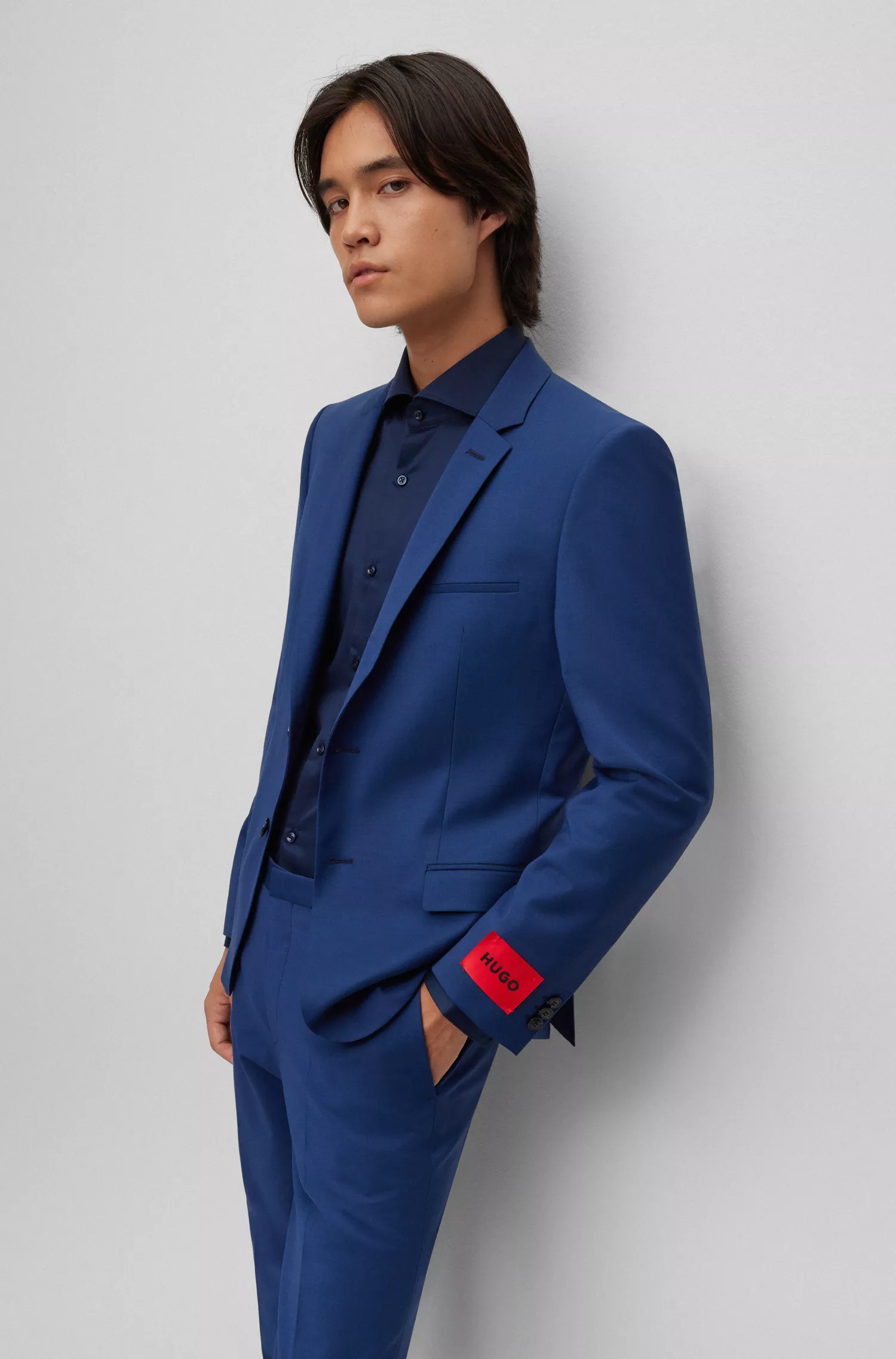 Terno HUGO vermelho, extra slim fit, em tecido de alta performance com elasticidade.