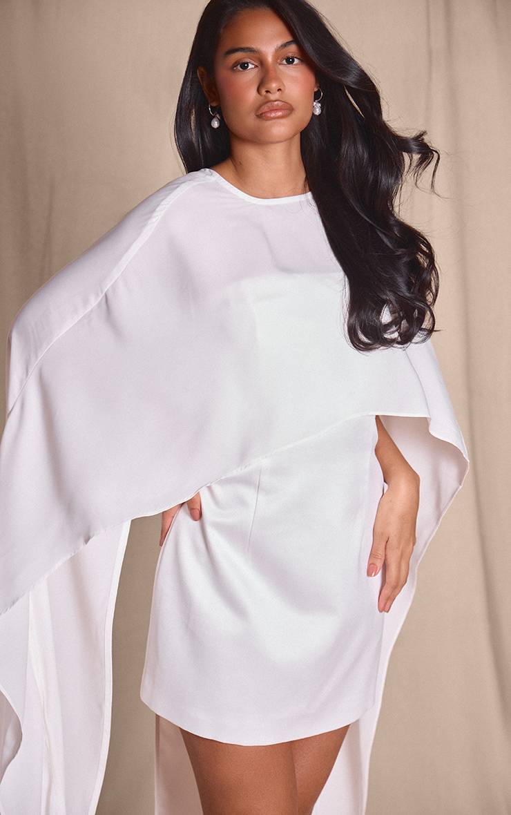 Blanc Robe Moulante Premium En Satin À Bandeau Avec Détail Cape En Mousseline