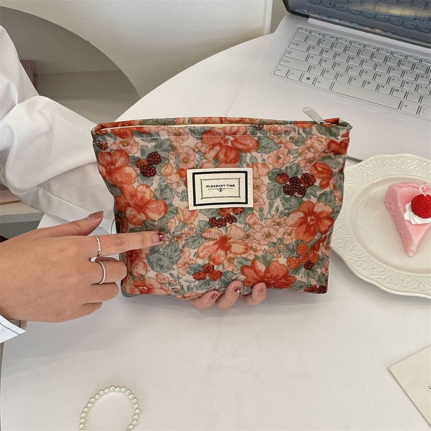 Cattle Farm - Make-uptasje met appliqué en bloemenprint