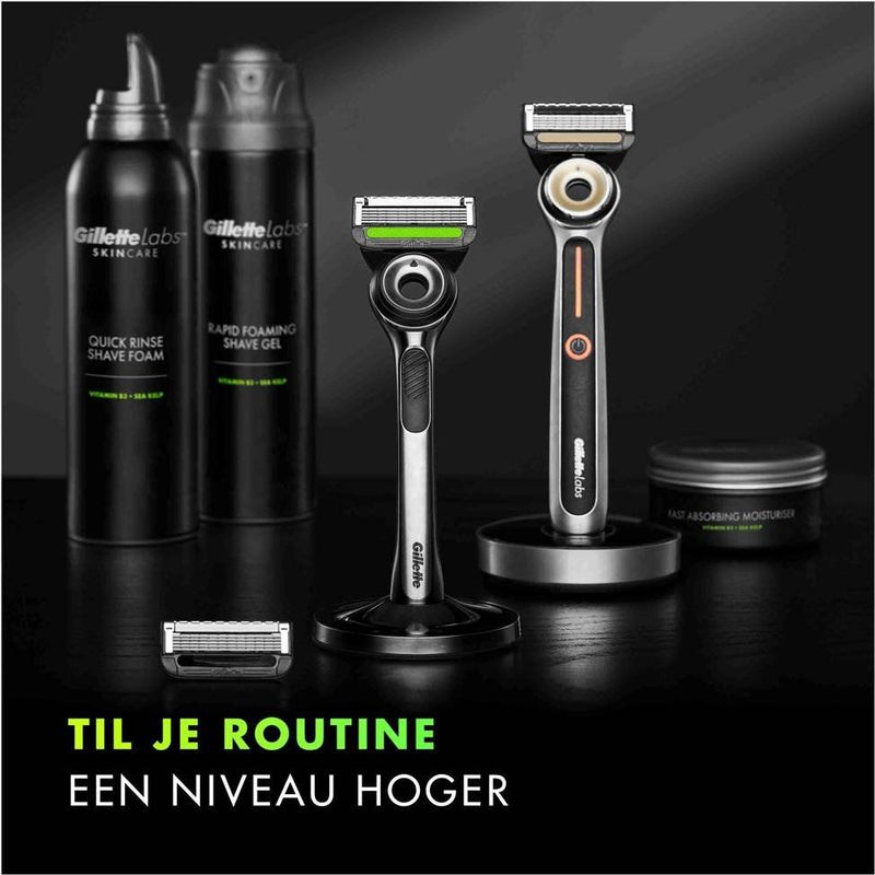 GilletteLabs - With Exfoliating Bar En Heated Razor - 16 Scheermesjes Van Gillette