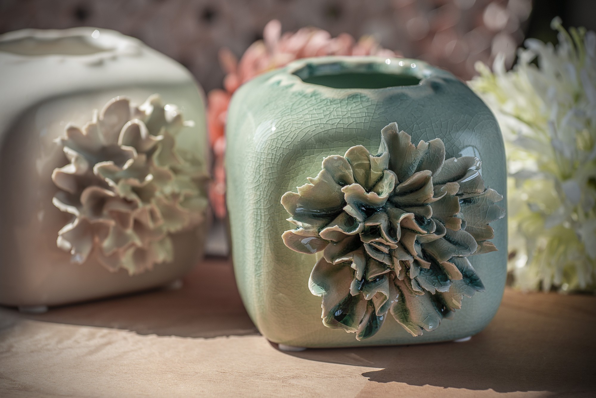 Vase 'Dianthus Quadra', mit handmodellierten Blüten, blau, L 11,5 cm, B 10 cm, H 9 cm von fischer's lagerhaus
