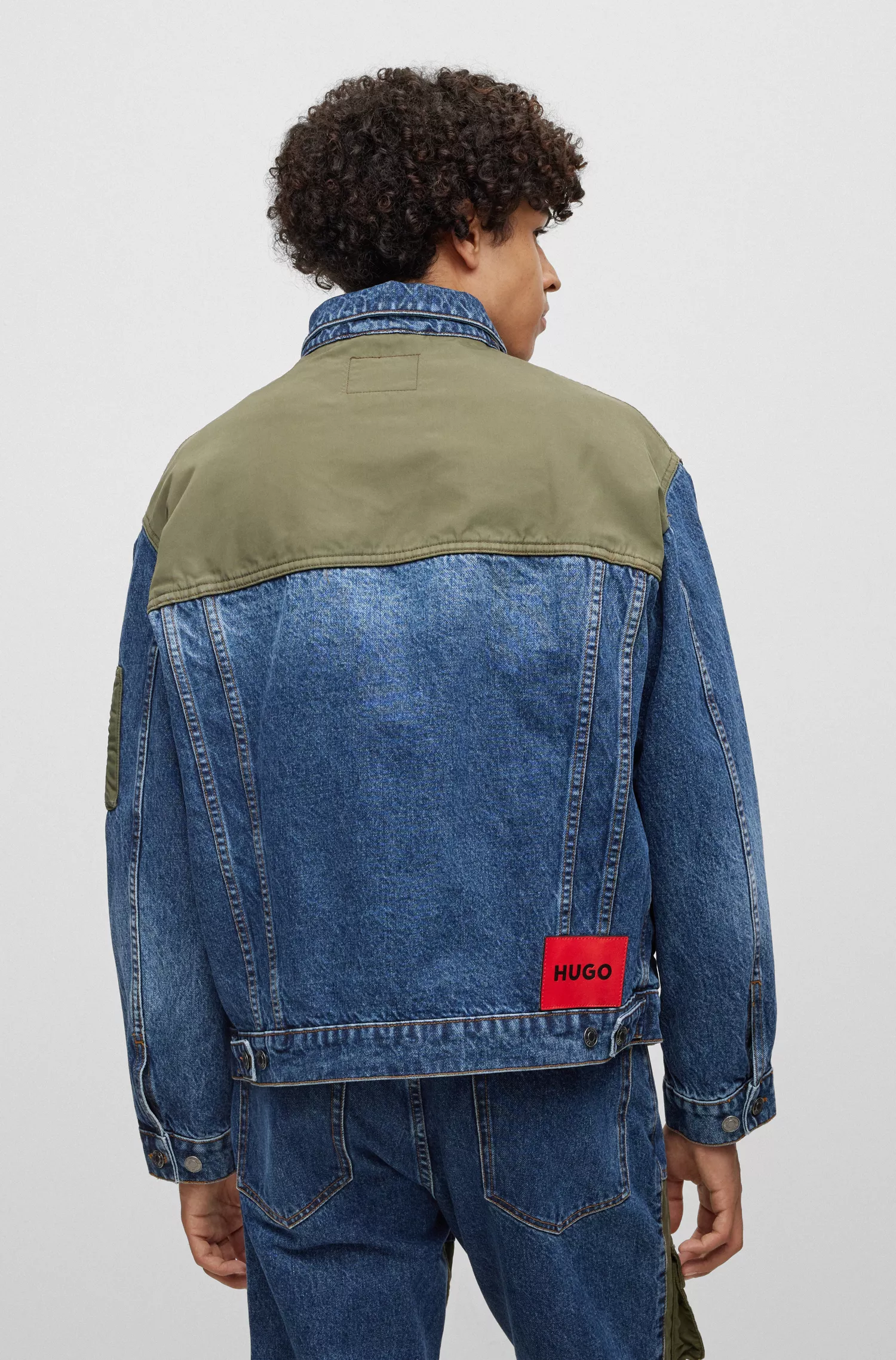 Jaqueta HUGO Red-Hybrid de modelagem relaxada em denim rígido azul.