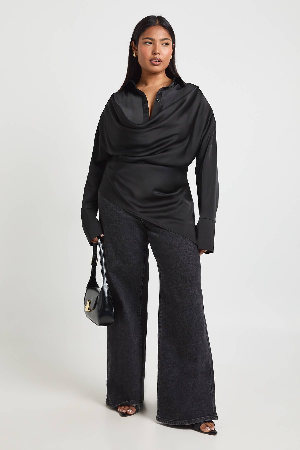 boohoo Chemisier Col Bénitier En Satin Grande Taille