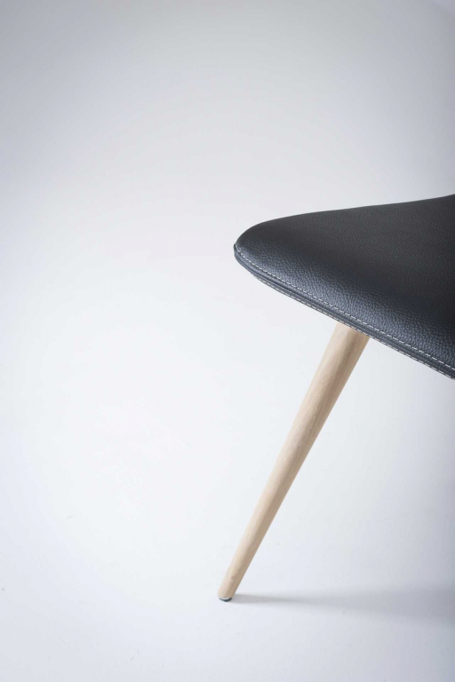 Gazzda Ena stoel whitewash Toledo Leather Nero