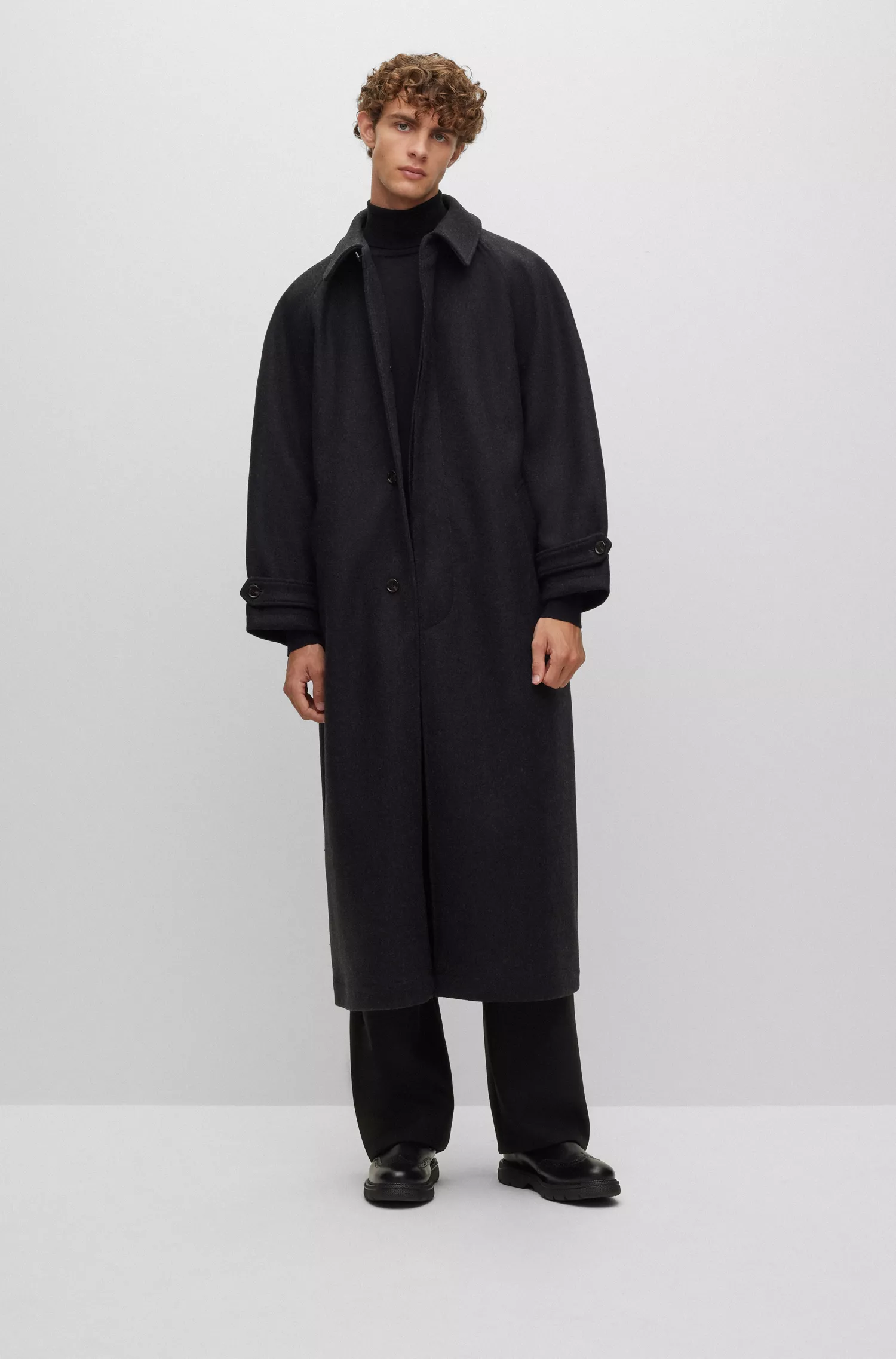 Casaco BOSS preto de corte regular em lã virgem e cashmere.