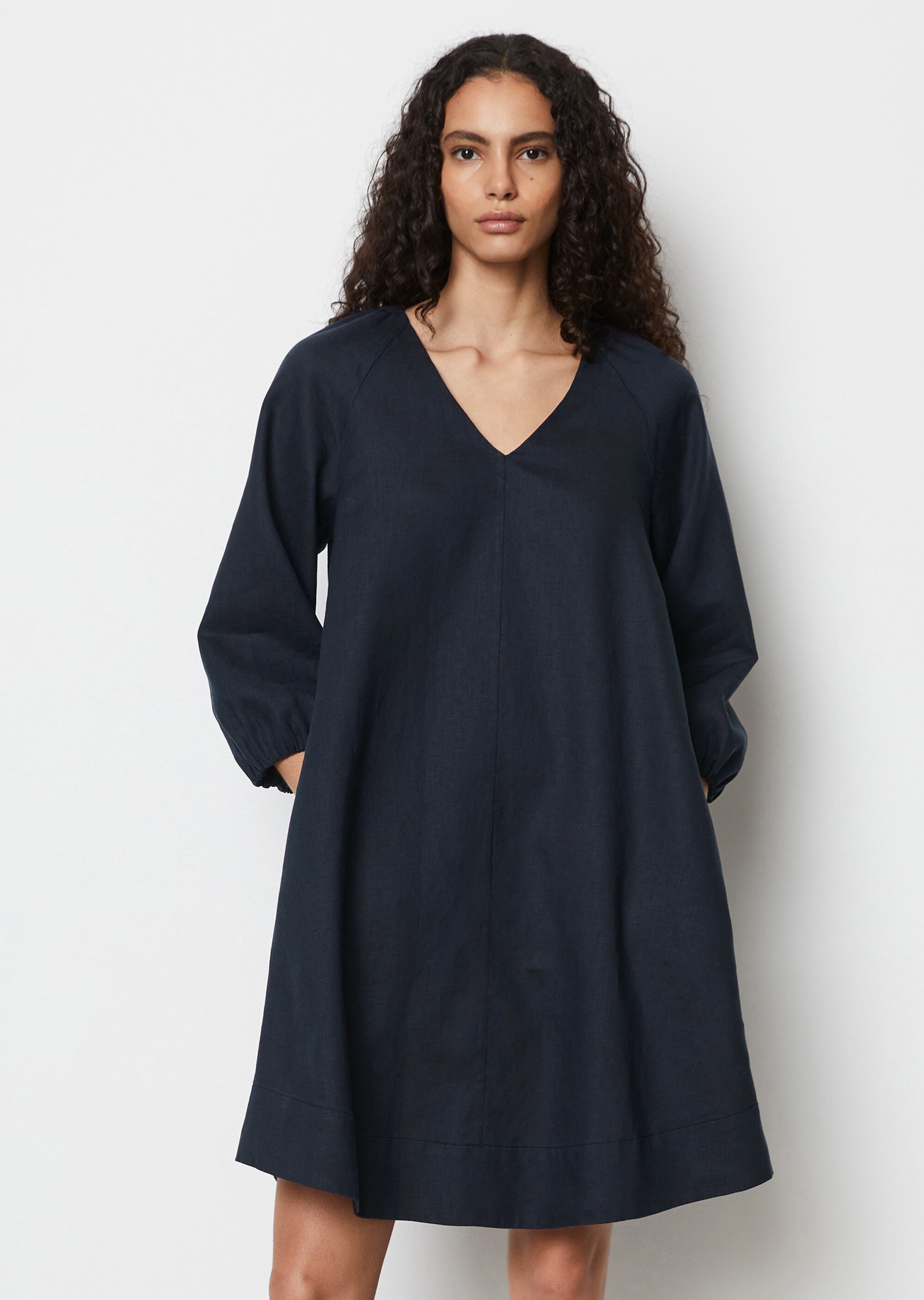 Kurzes Leinen-V-Neck-Kleid in A-Linie geschnitten