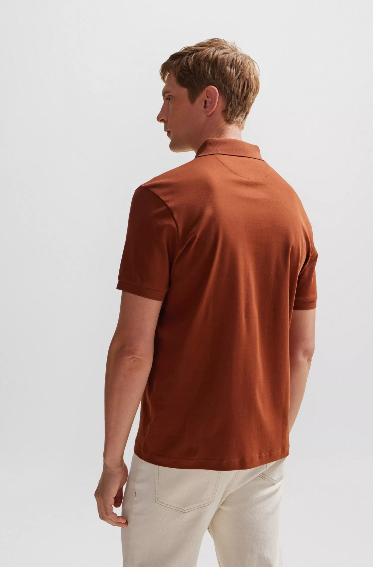 Camisa polo BOSS cor camelo, corte regular, em algodão italiano mercerizado.