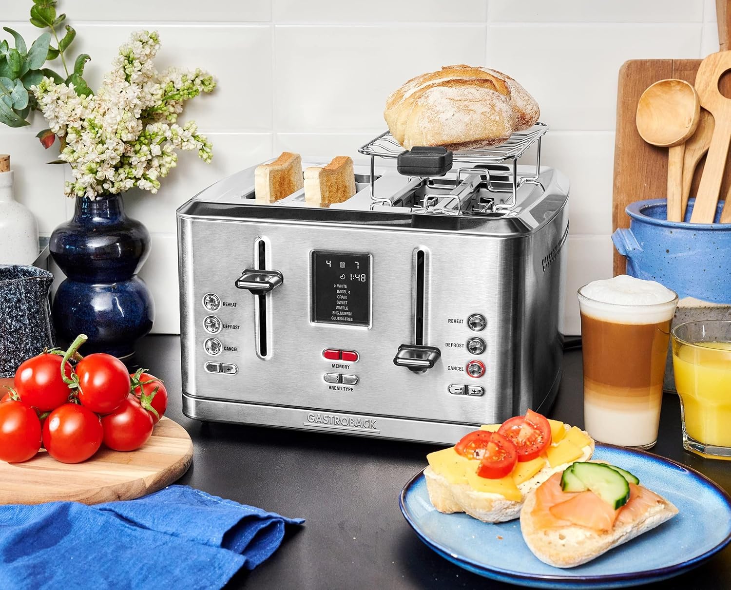 GASTROBACK #42396 Design Toaster Digital 4S, 4-Scheiben, intergrierter Brötchenaufsatz, 7 Toastprogramme, LCD-Countdown-Anzeige, 950 Watt, Edelstahlgehäuse, Silber