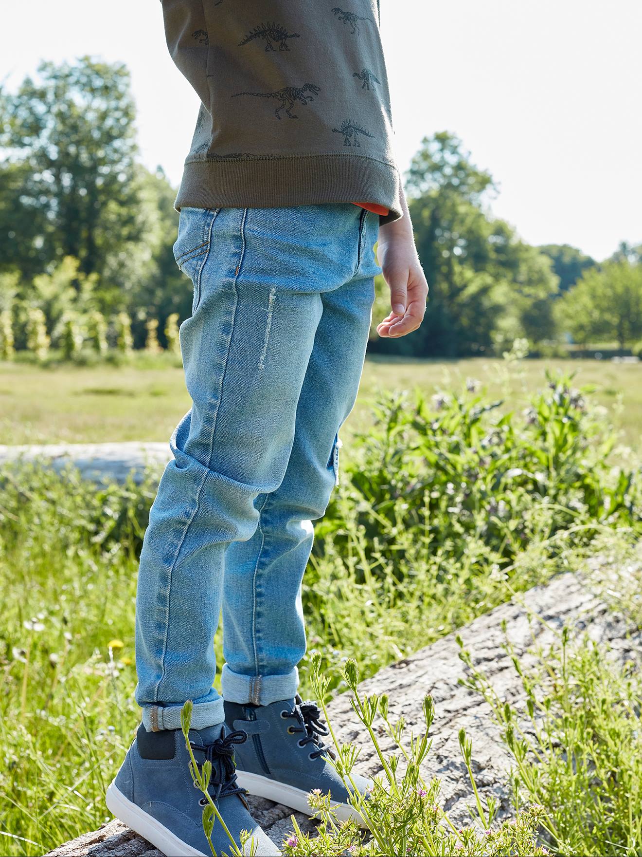 Calça jeans folgada com efeito desgastado, para meninos, lavagem azul escura.