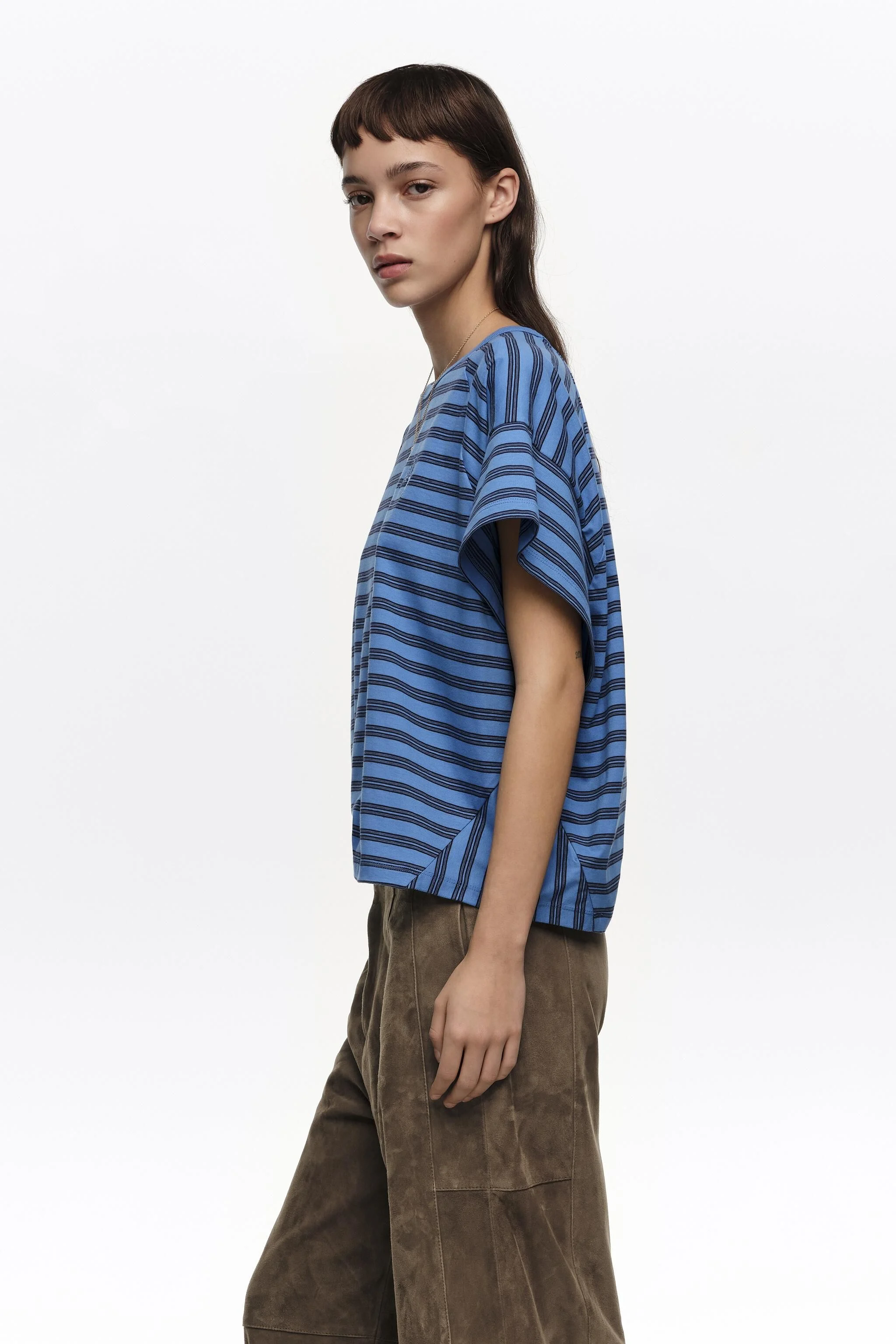 Camiseta cropped listrada azul com logotipo bordado.
