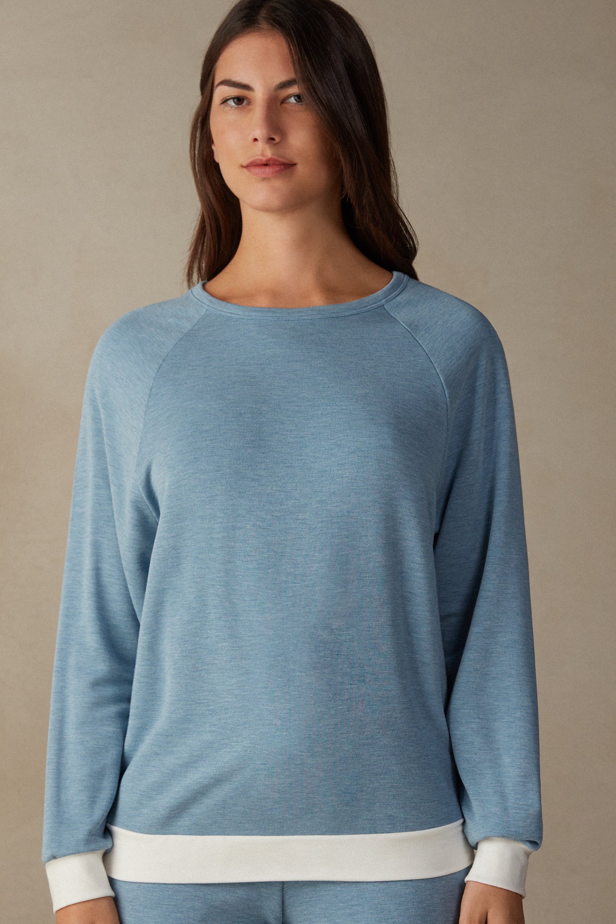 Camiseta com detalhes contrastantes em modal e lã para um quarto romântico.