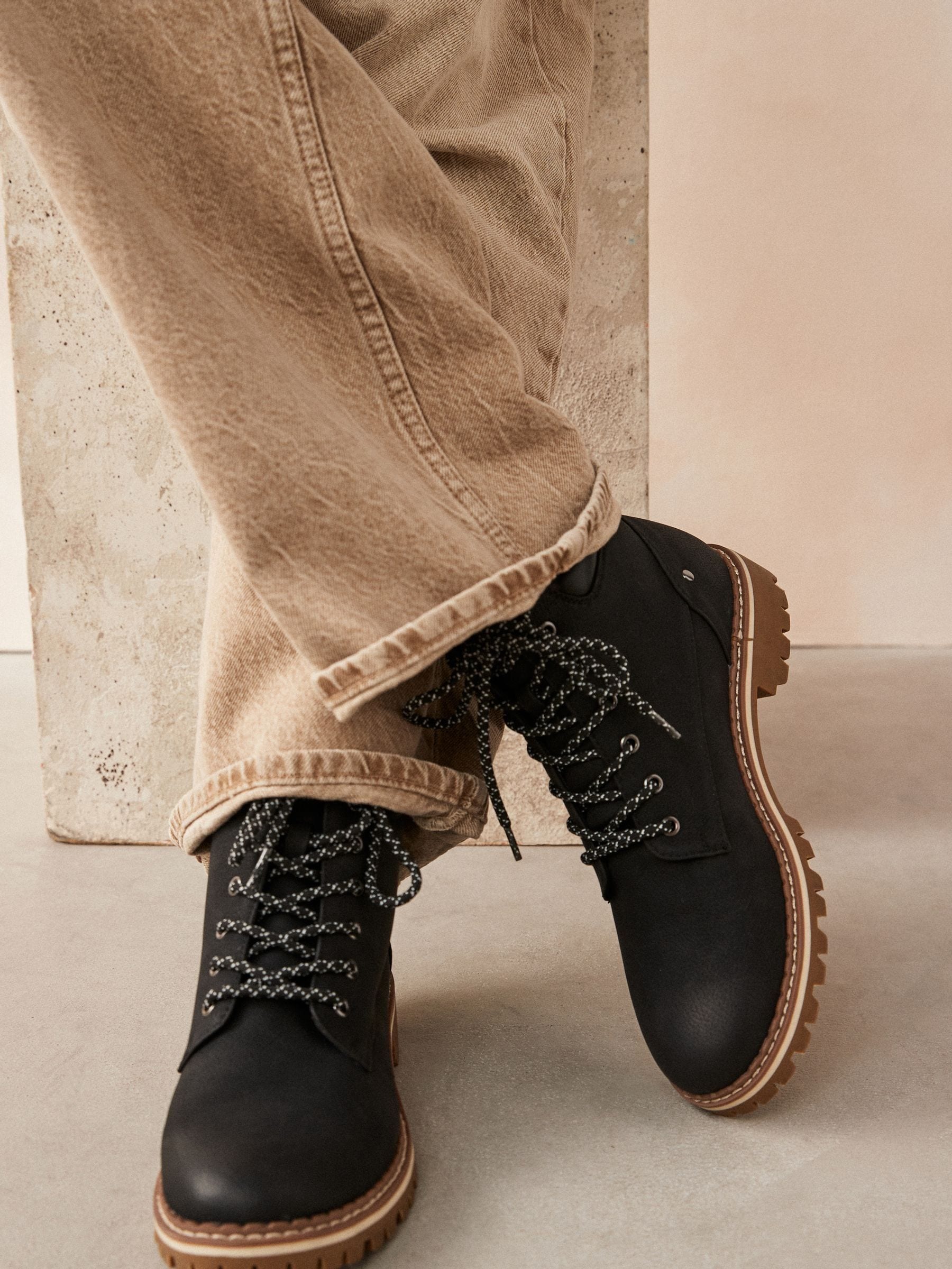 Zwart - Forever Comfort® casual enkellaarsjes met veters