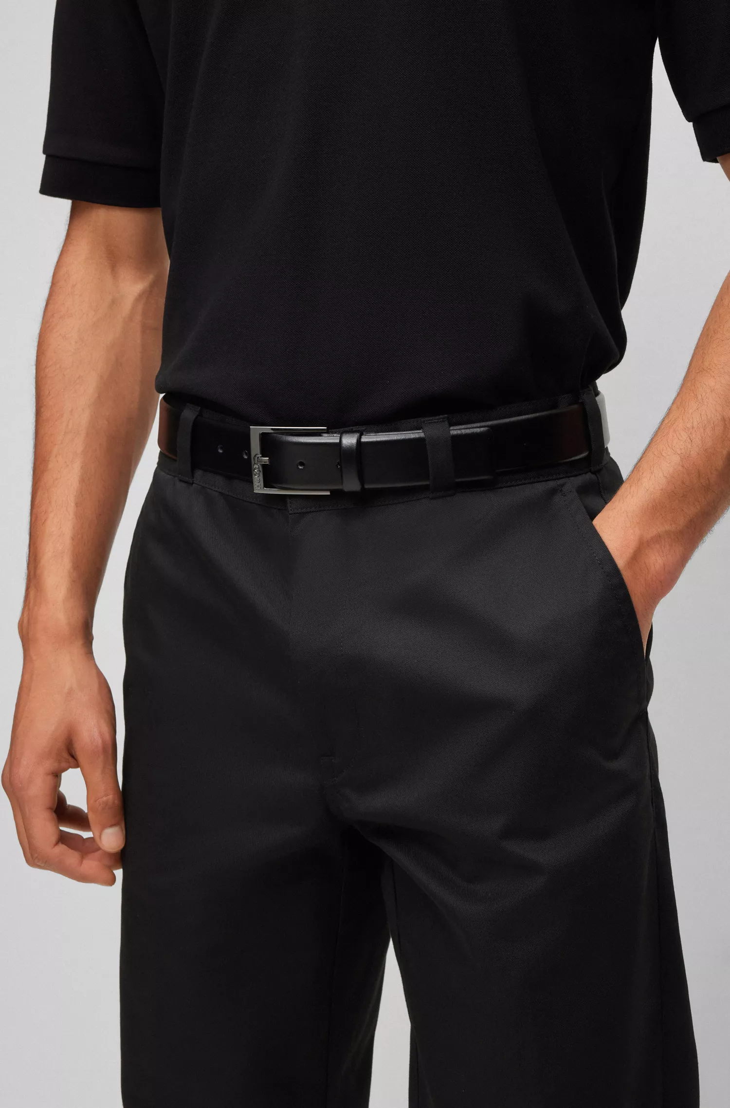 Cinto HUGO em couro italiano vermelho com detalhes em metal polido cor de chumbo.