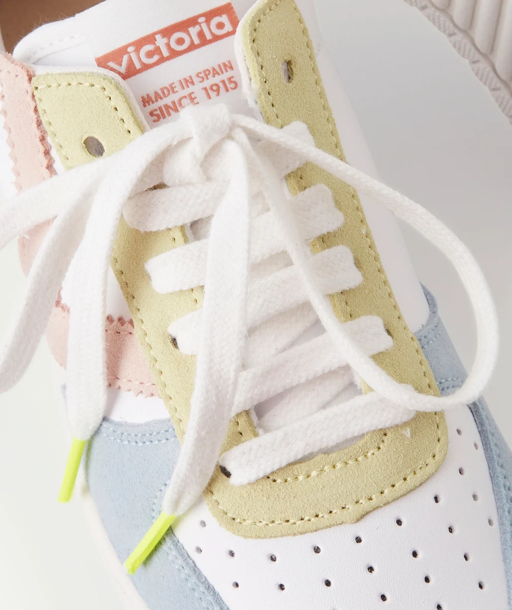 VICTORIABASKETS BLANCHES FILLE AVEC LACETS ET DÉTAILS PASTEL