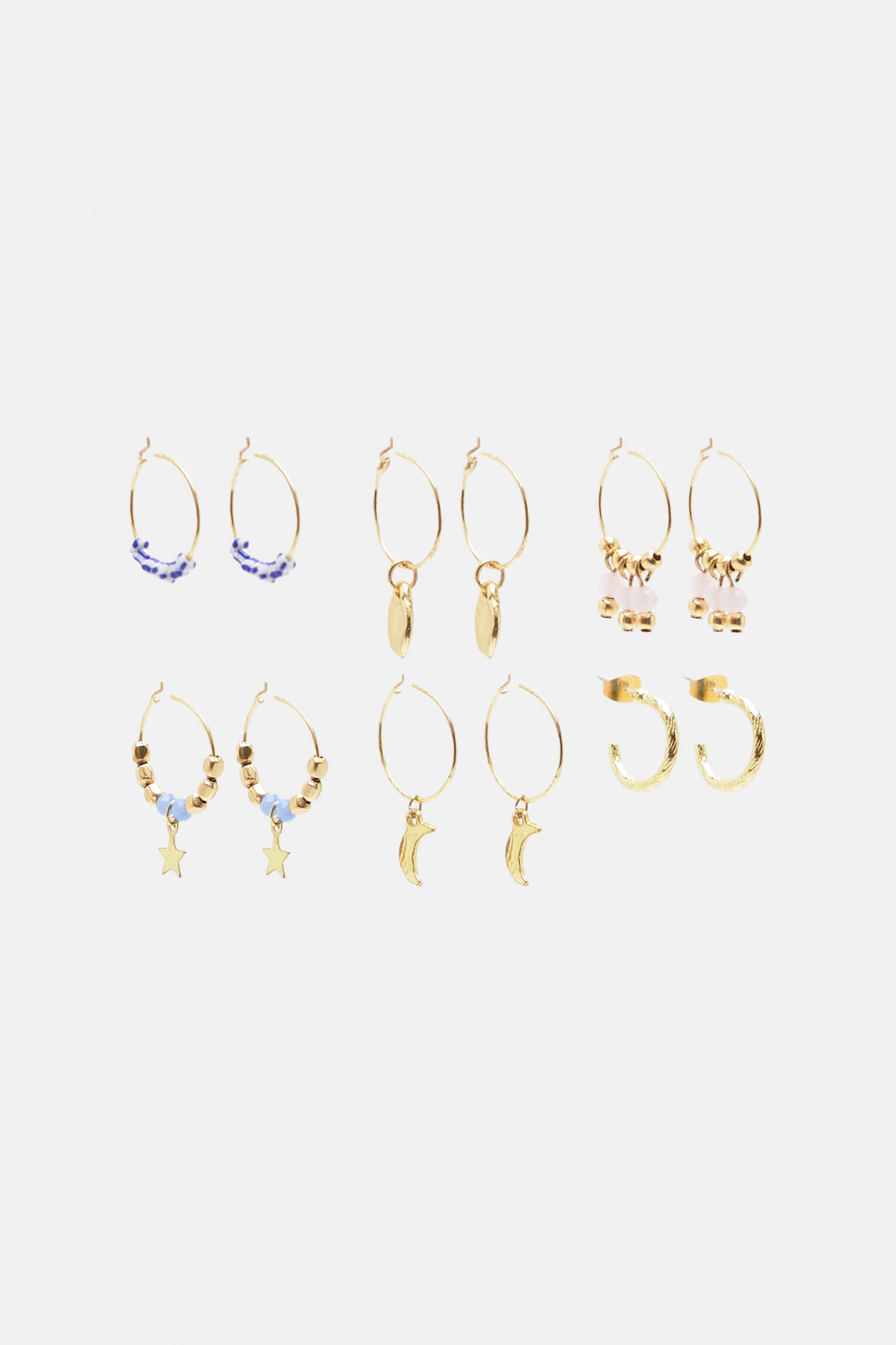 Conjunto de 6 pares de brincos dourados.