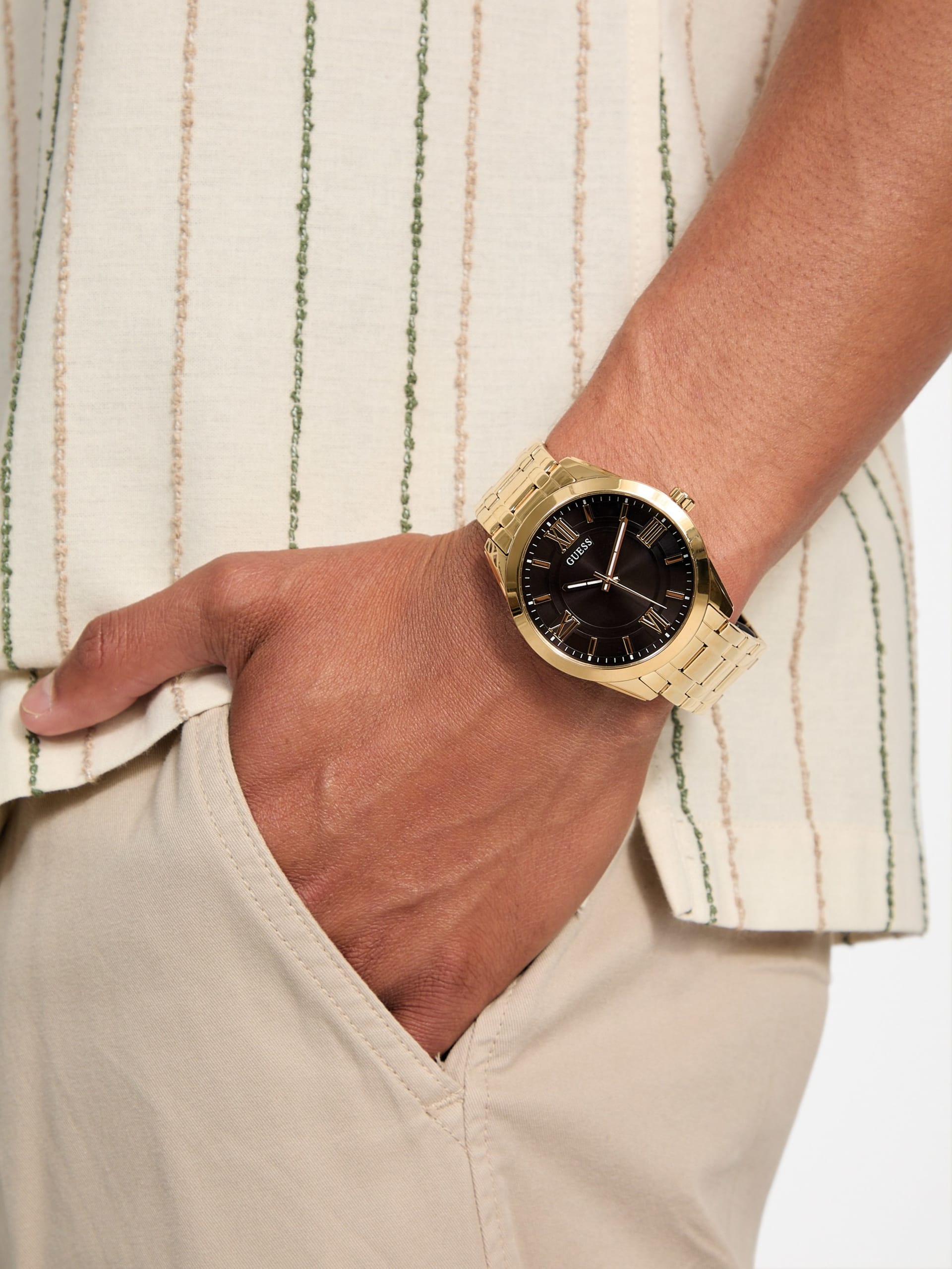 Relógio analógico dourado e preto