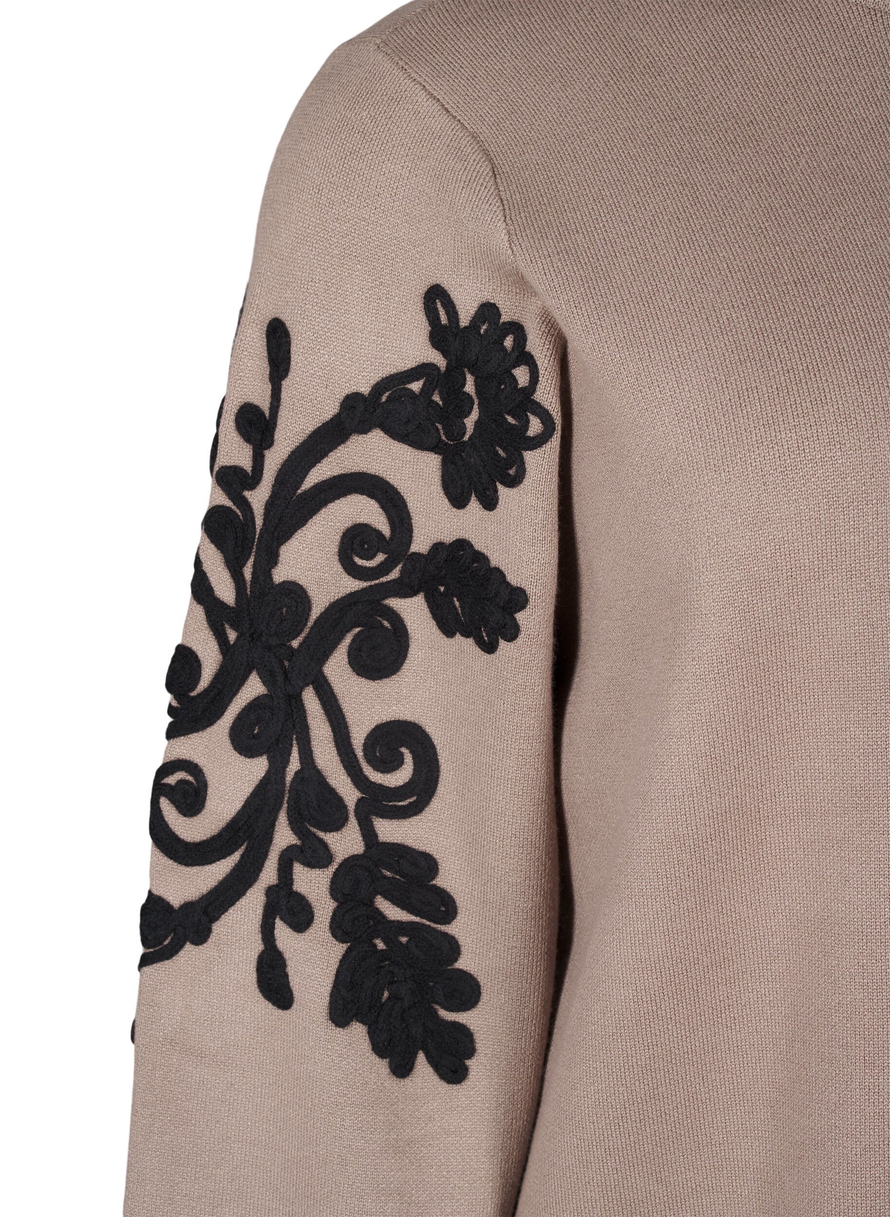 Strikbluse med broderi
