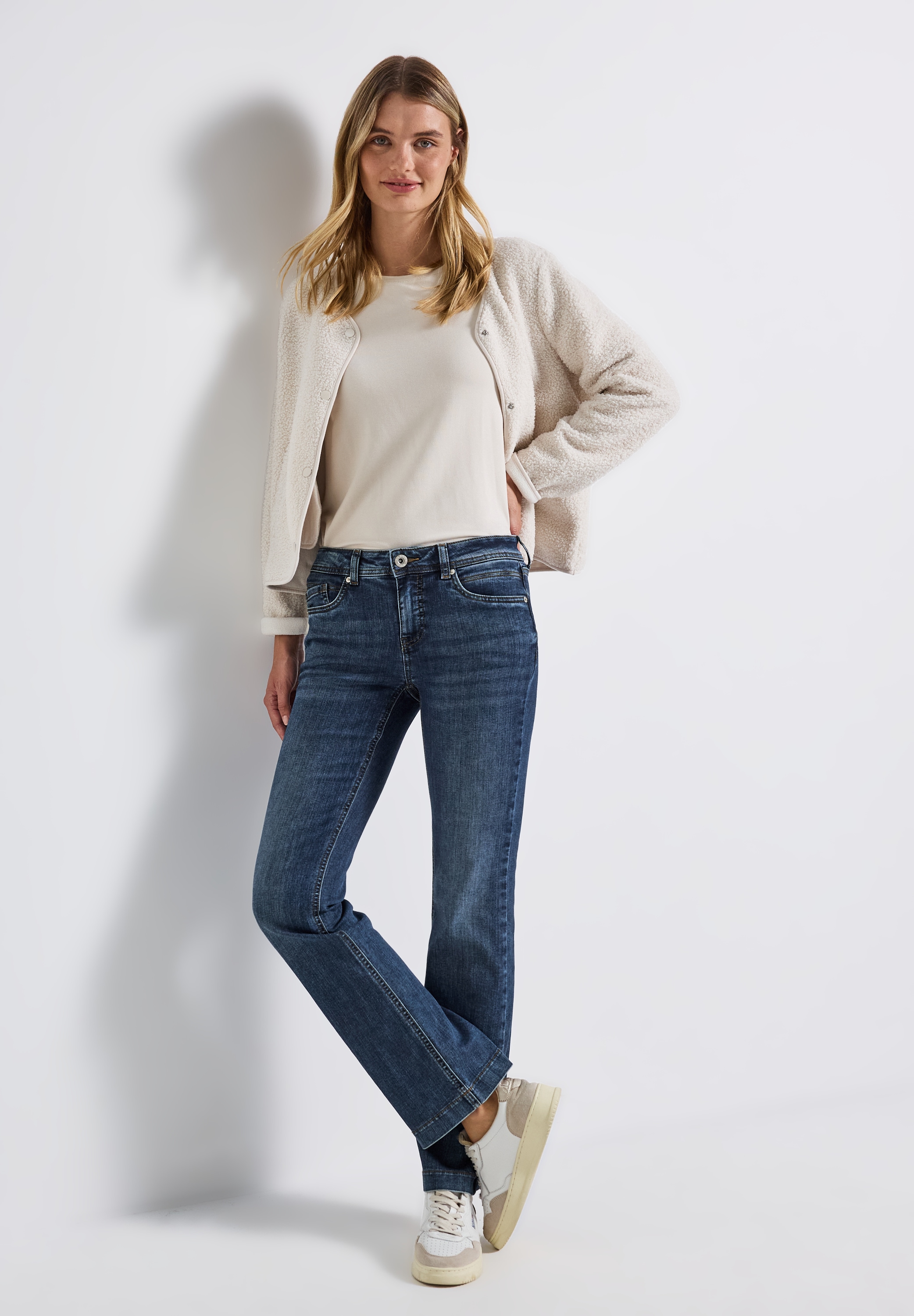 STREET ONE Bootcut-Jeans »Style Bootcut« in einer Slim Fit Passform und mit Stretch