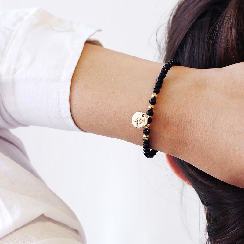 Bracelet perles agates noires et mini charm plaqué or femme - gravure ÉTOILE