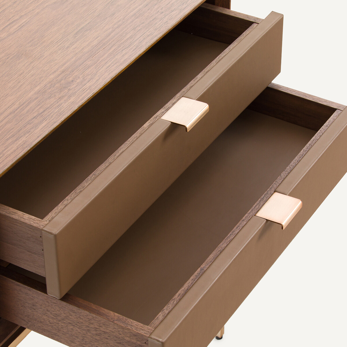 AM.PM<br>Mesa de cabeceira em folheado de nogueira e couro, Delina