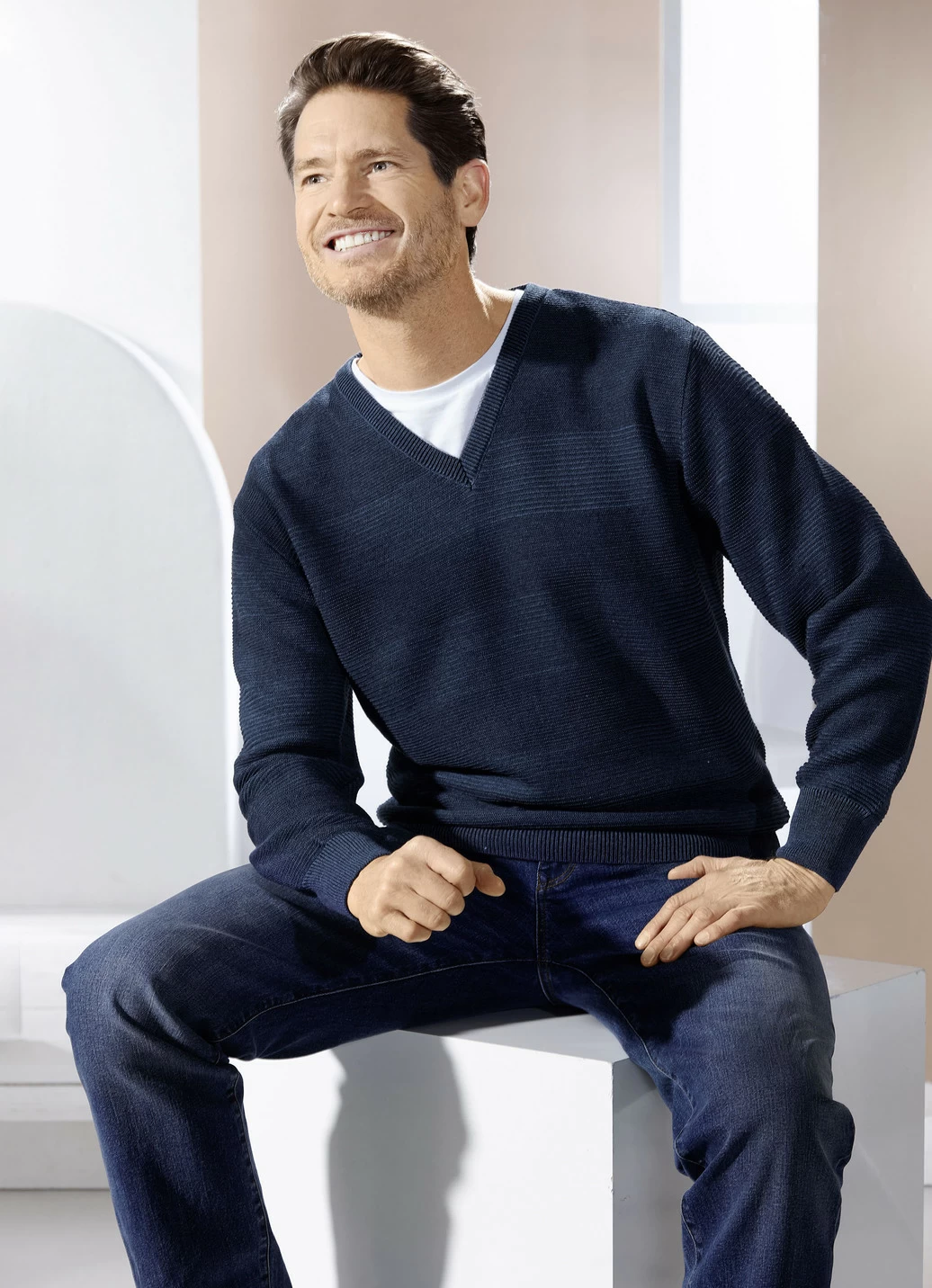 V-Pullover mit Strukturdessin in 3 Farben