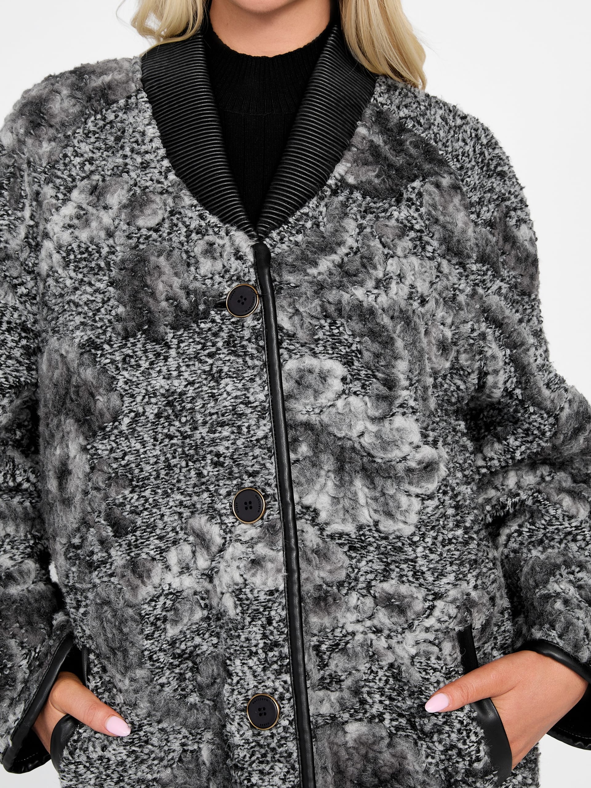 Casaco Marciano em jacquard de lã mista.