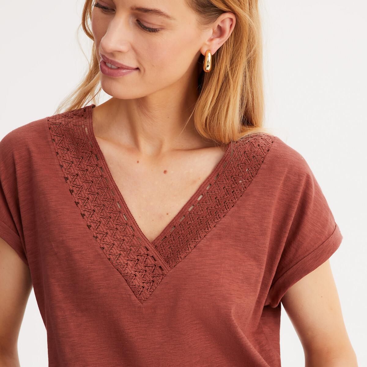 ANNE WEYBURN<br>Camiseta com decote em V, mangas curtas e detalhe em macramê