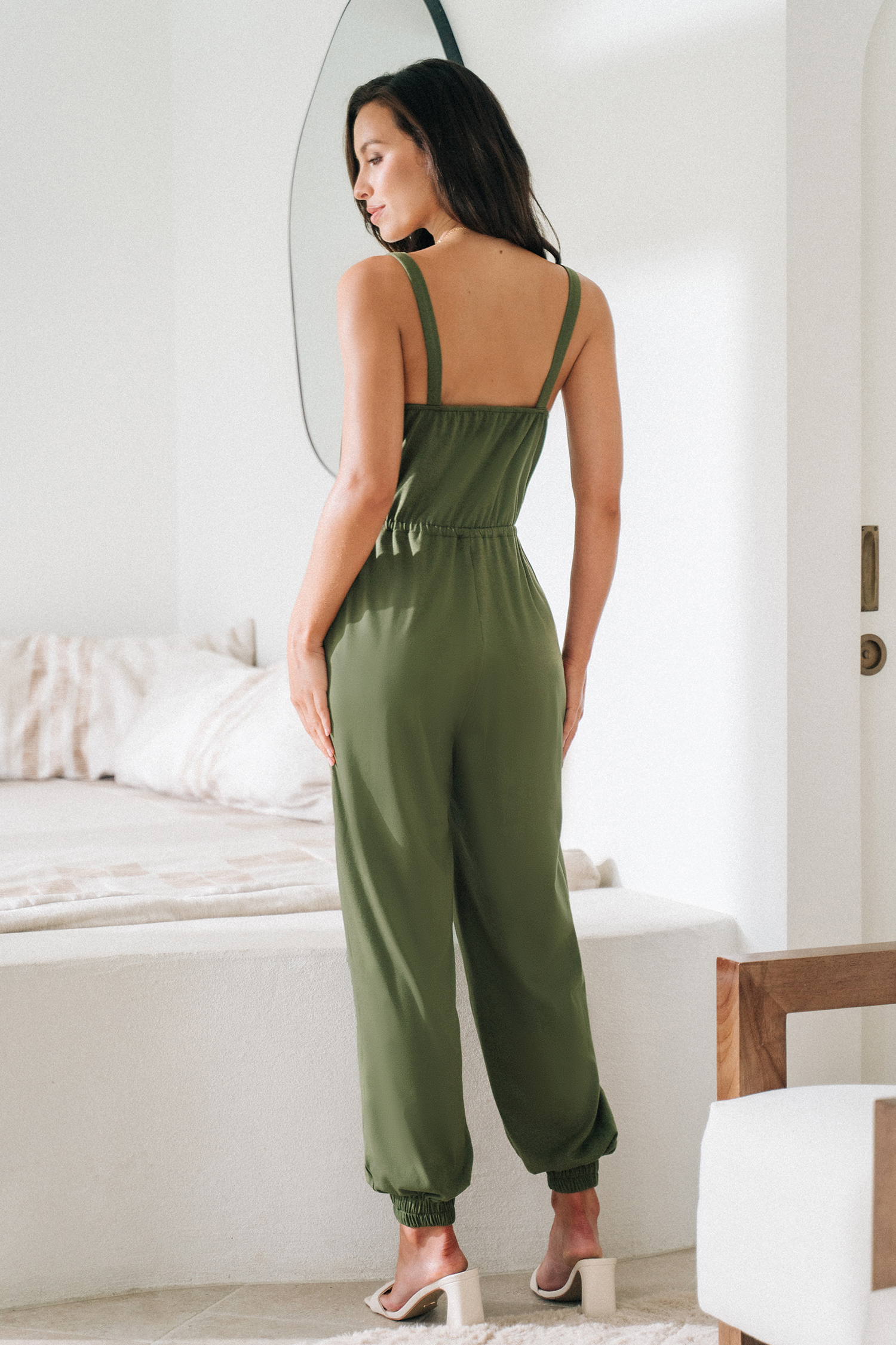 Combinaison à jambes trapèze et col en cœur vert olive