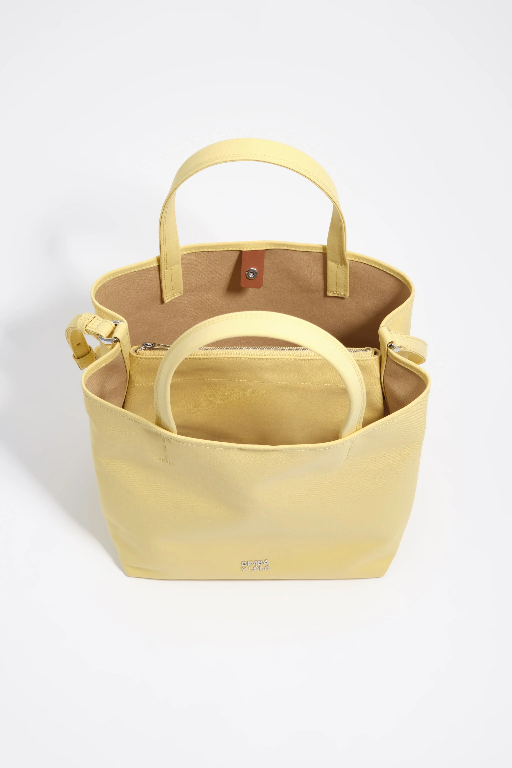 Bolsa grande de tecido com estampa de banana e estampa de Chihuahua.
