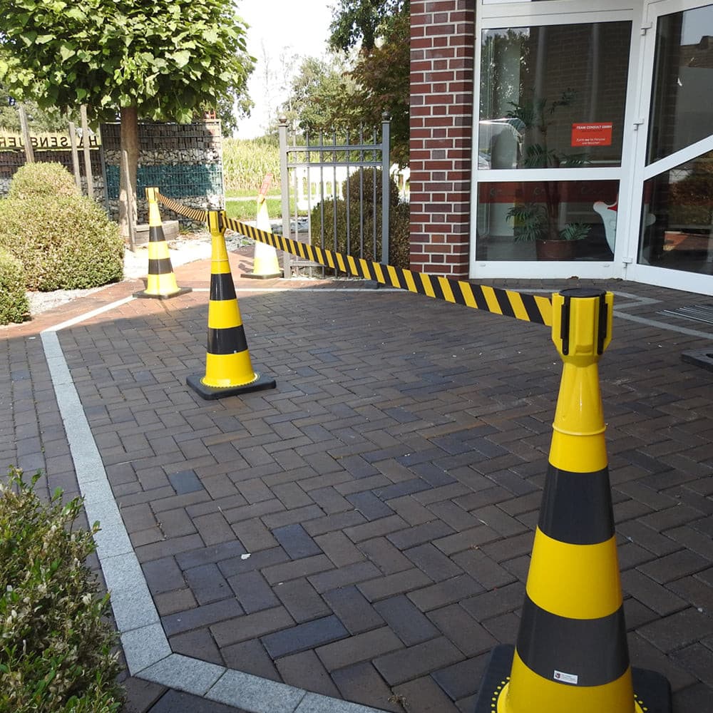 Afzetset: 75cm verkeerskegels + UVV-Conny afzetlint als set / geel / 4 spanbanden (20 meter)