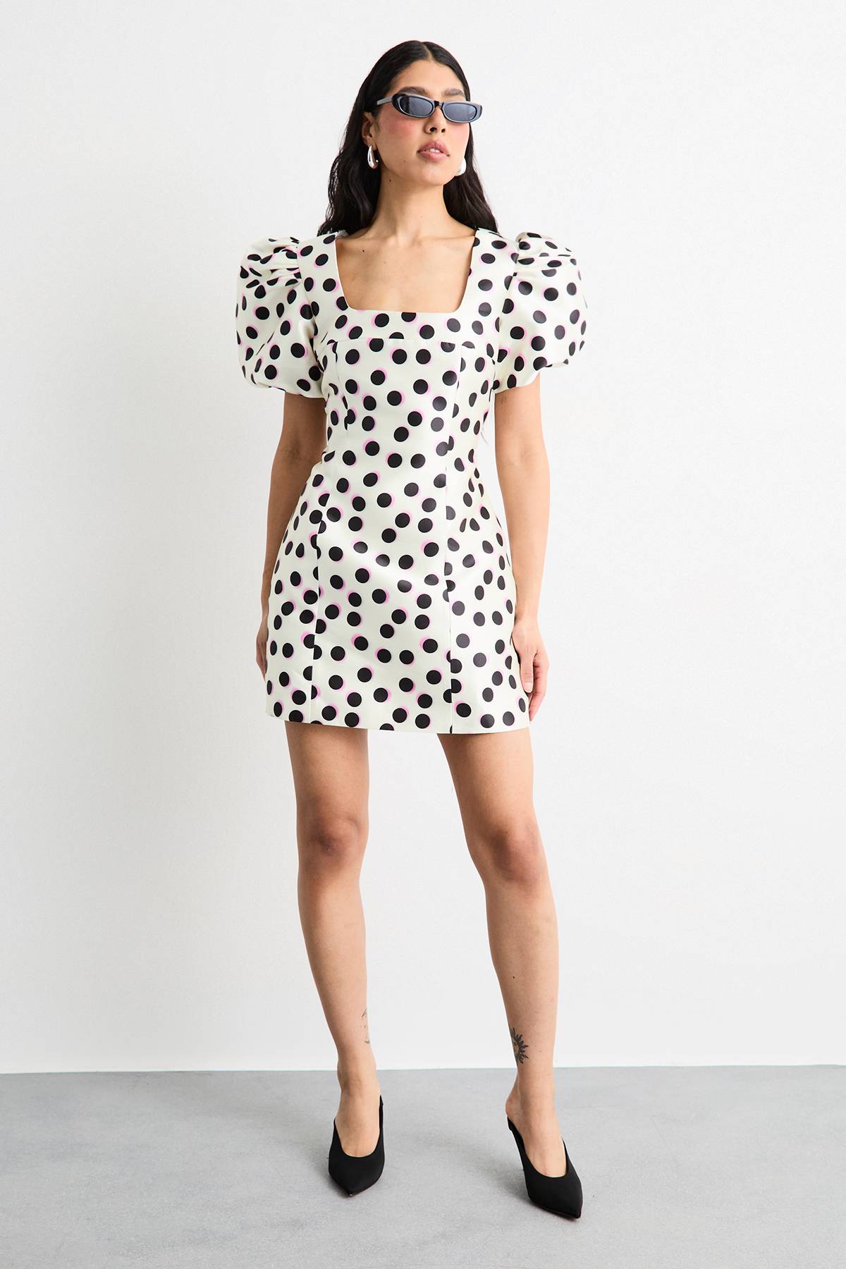 Warehouse Robe Mini Évasée à Pois avec Manches Bouffantes