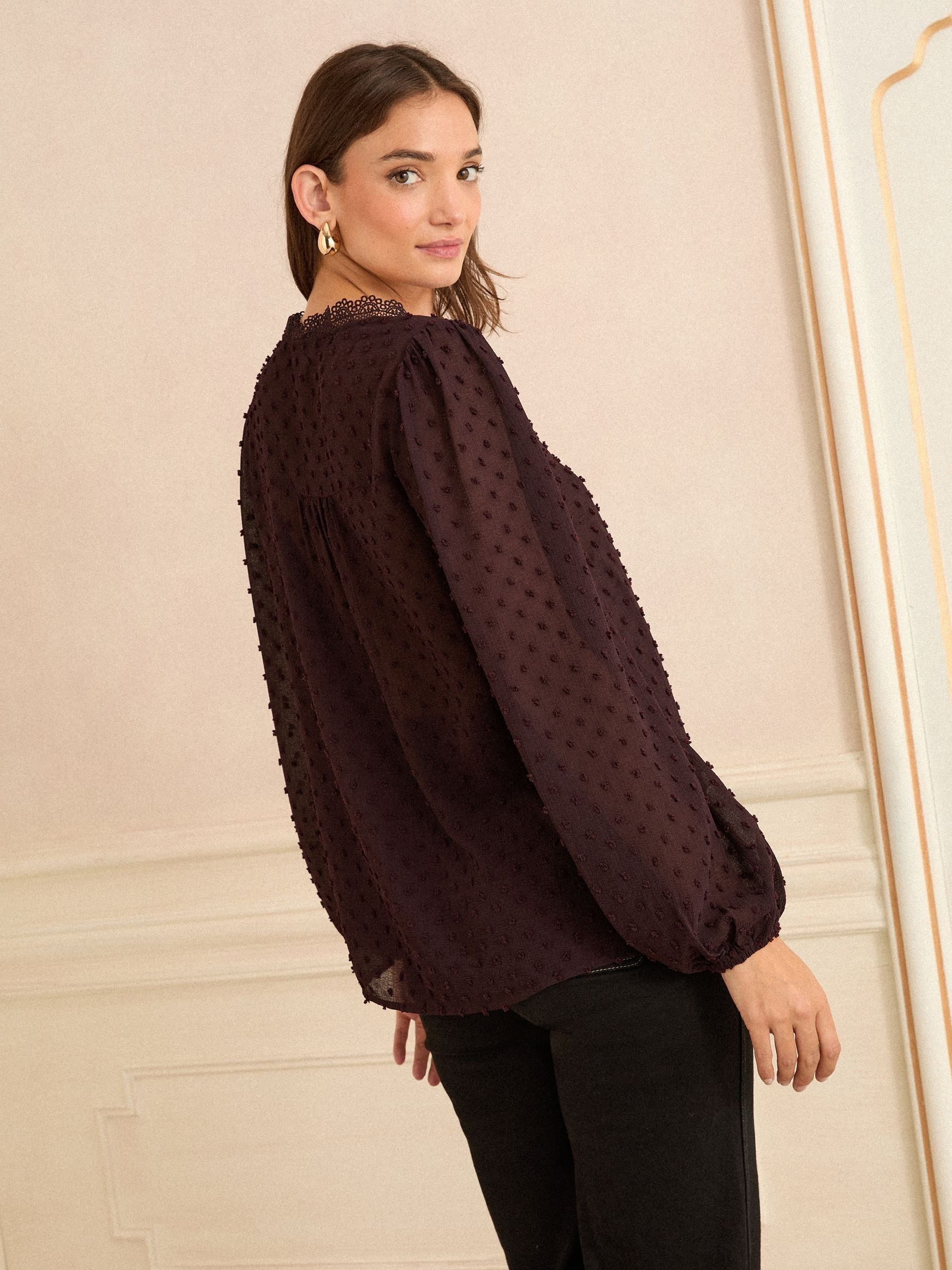 Bordeauxrood - Love & Roses blouse met V-hals, lange mouwen, kanten details en dobbytextuur