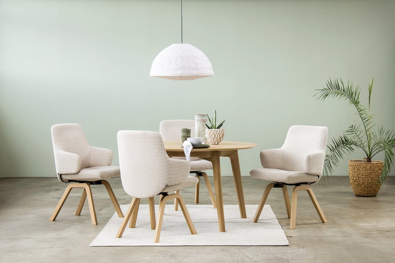 Chilli spisestol Tekstil Orchid 01 Off White. Lav rygg og armlener med natur eik D200 understell