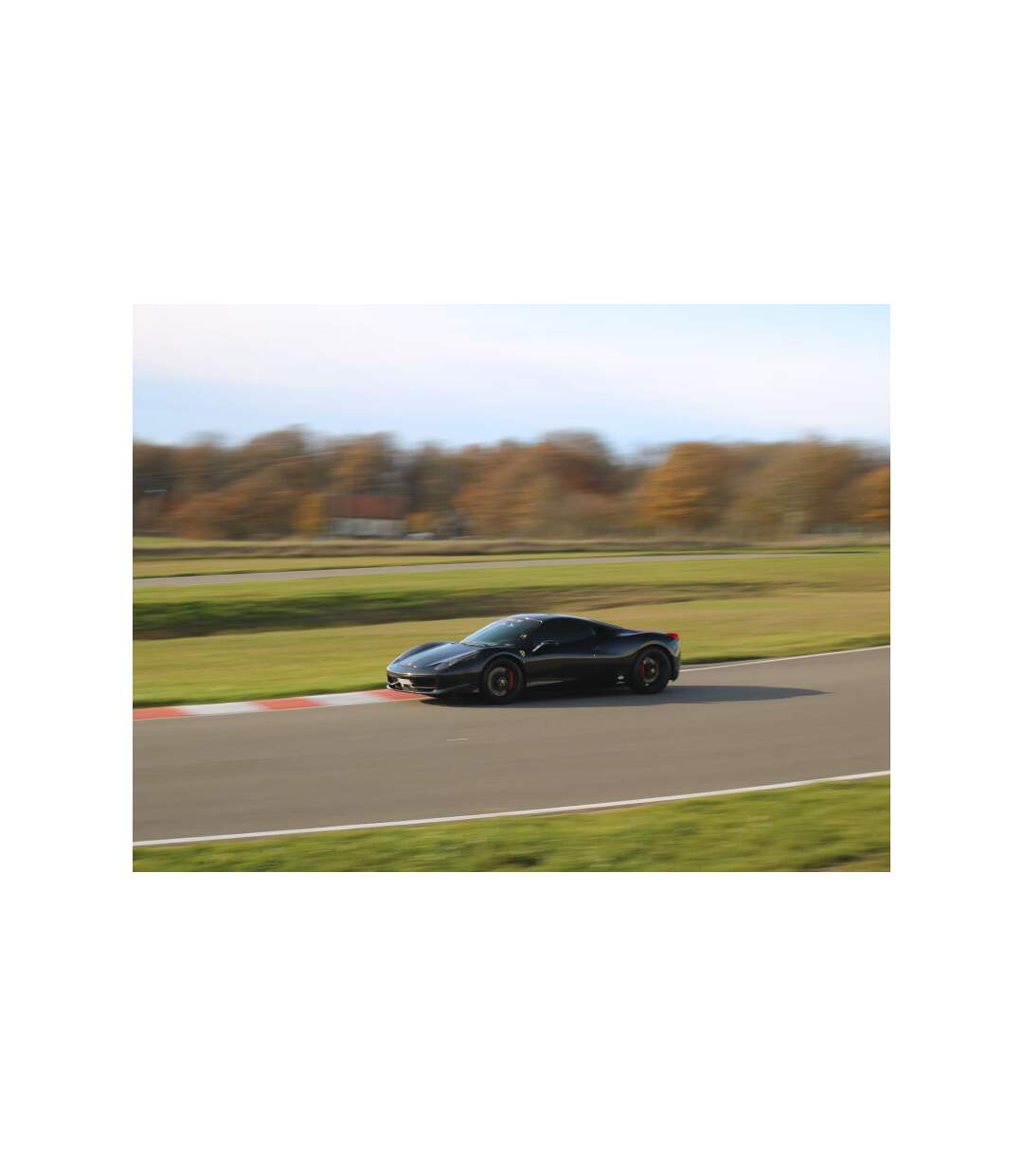 Passion Drift : baptême de drift en BMW M3 et 5 tours au volant d'une Ferrari 458 Italia sur le circuit Château Gaillard - SMARTBOX - Coffret Cadeau Sport & Aventure
