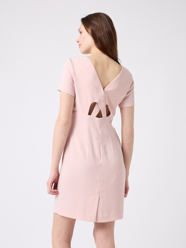Robe court avec découpes dans le dos