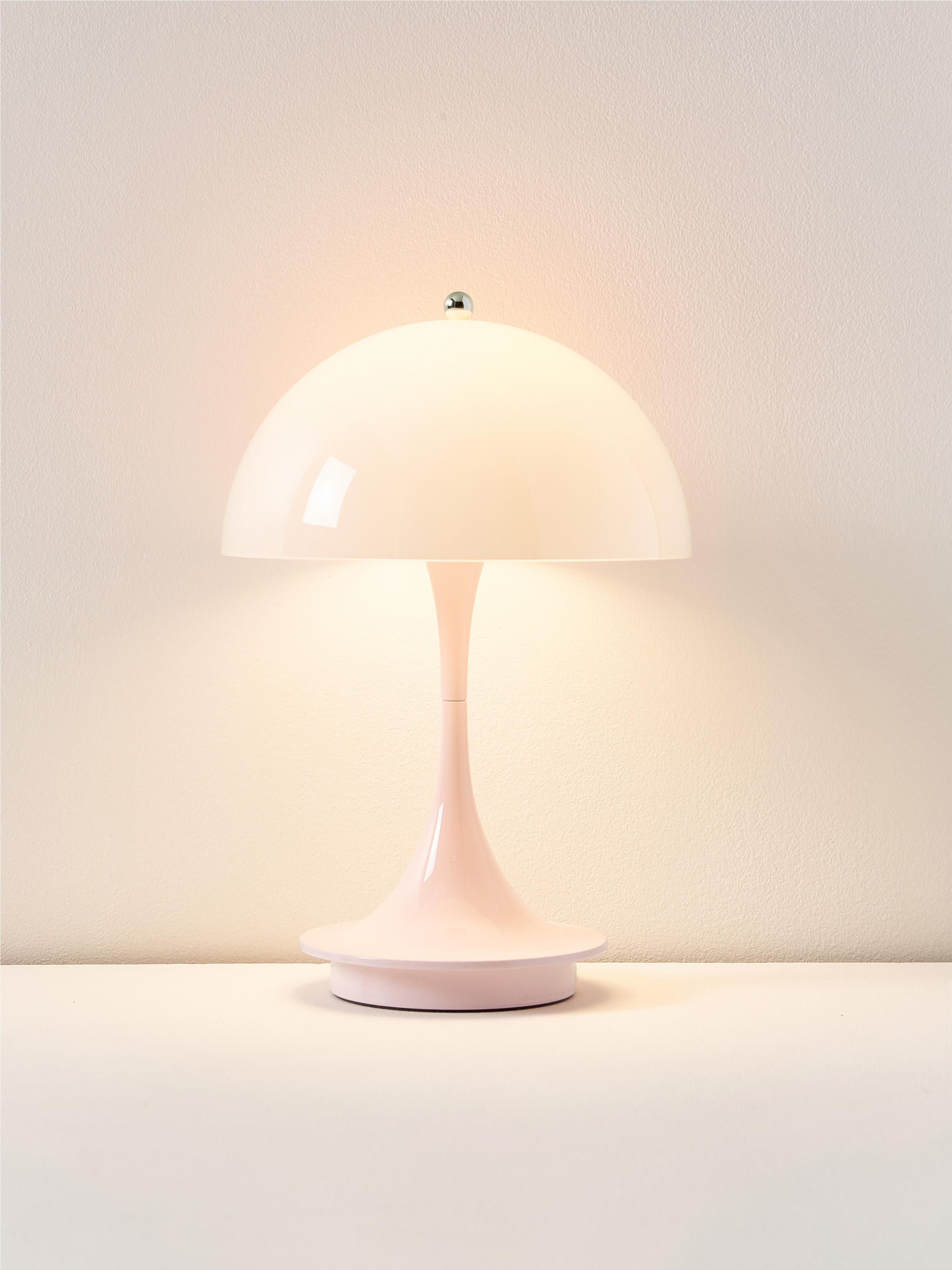 Kleine draagbare LED-tafellamp Panthella 160, design Verner Panton